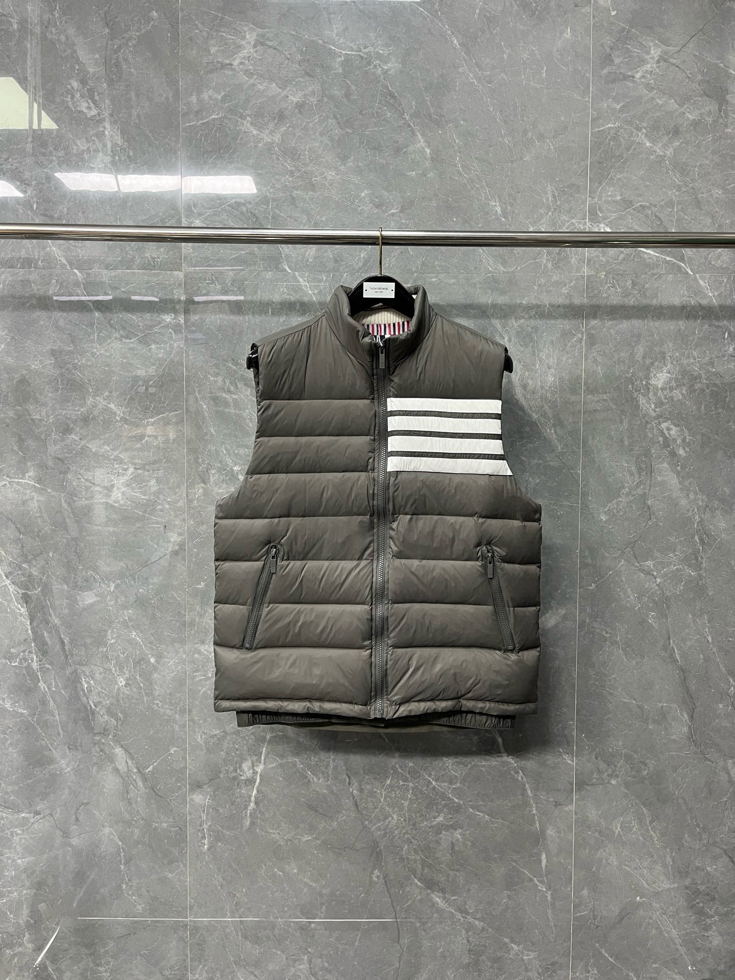 Thom Browne 톰브라운 사선 스트라이프 다운 패딩 조끼 1