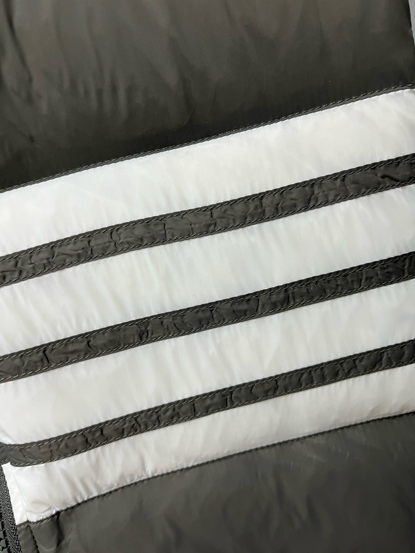 Thom Browne 톰브라운 사선 스트라이프 다운 패딩 조끼 3