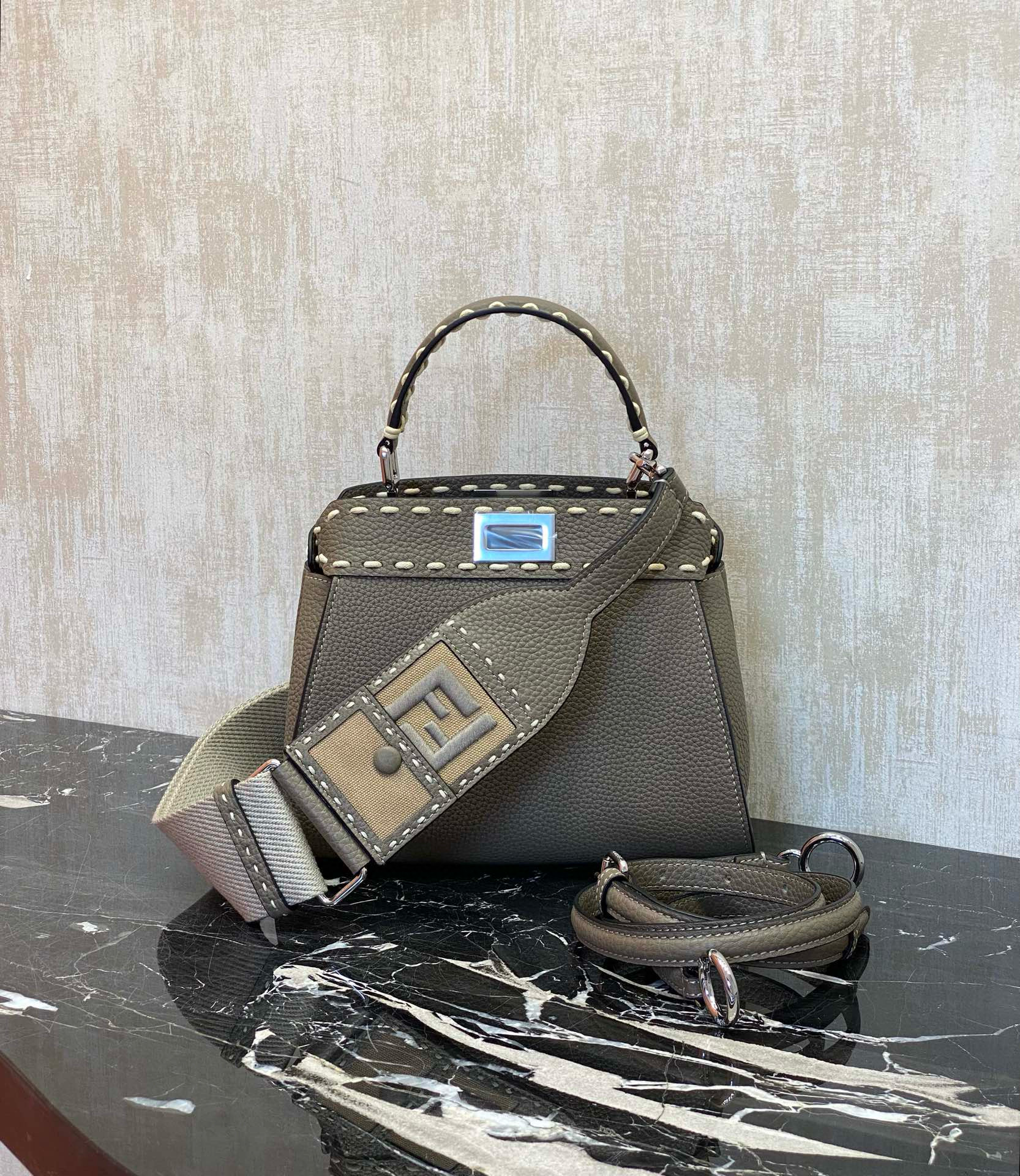 FENDI 펜디 피카부 그레이 토트백 1