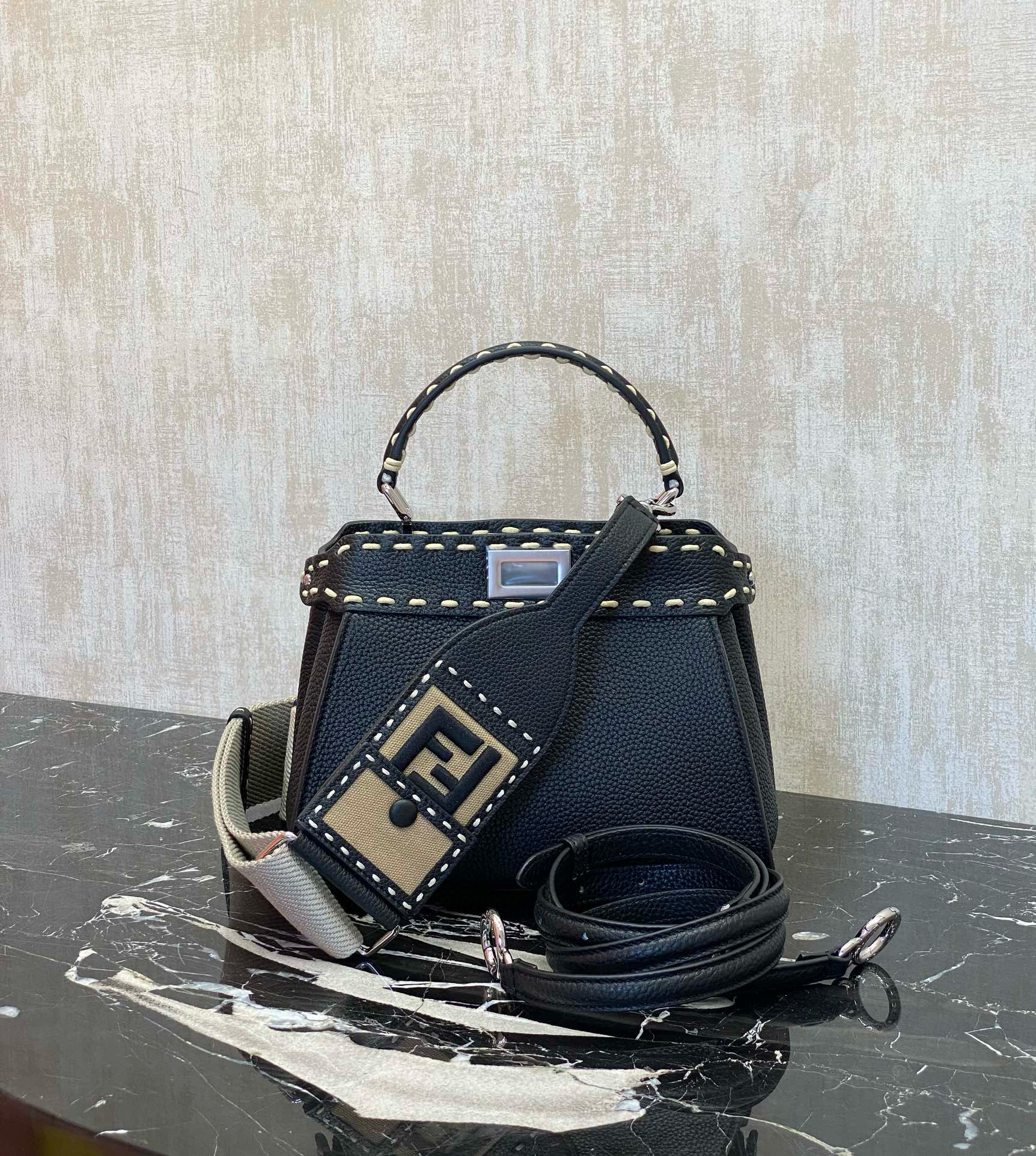 FENDI 펜디 피카부 아이씨유 스몰 블랙 스티치 토트백 1