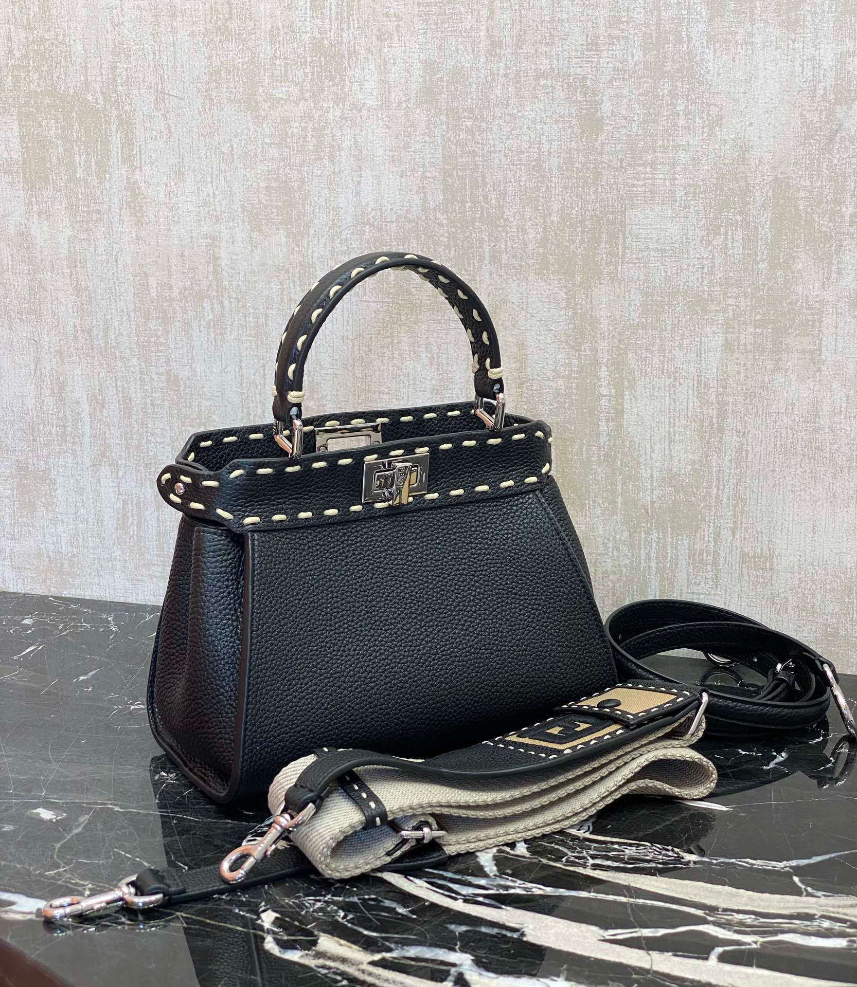 FENDI 펜디 피카부 아이씨유 스몰 블랙 스티치 토트백 2