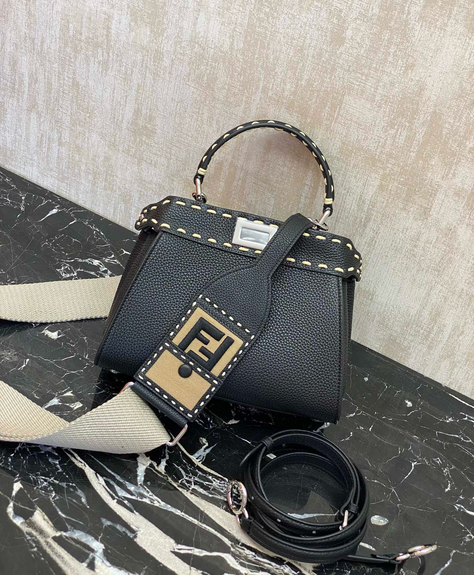 FENDI 펜디 피카부 아이씨유 스몰 블랙 스티치 토트백 3