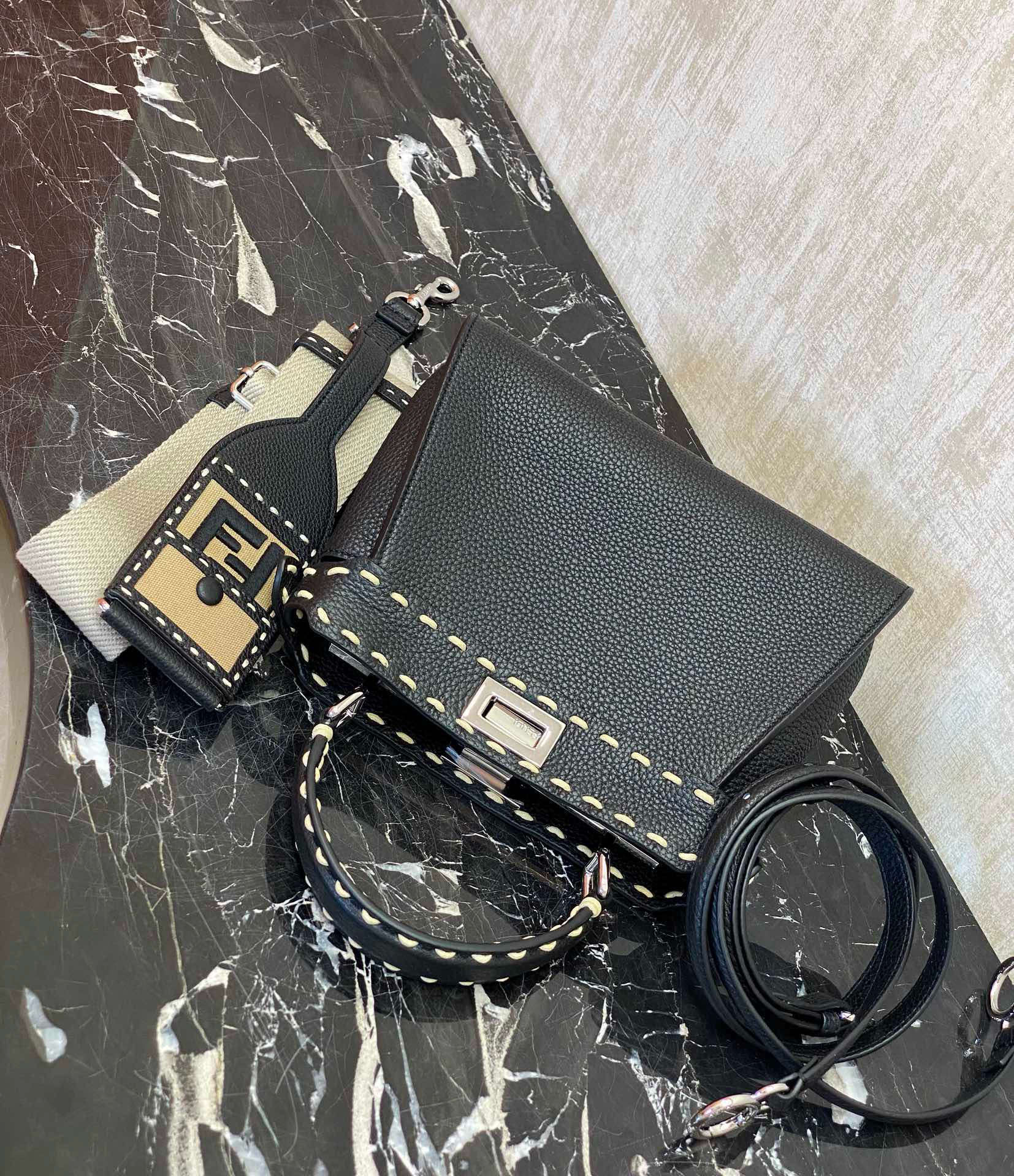 FENDI 펜디 피카부 아이씨유 스몰 블랙 스티치 토트백 4