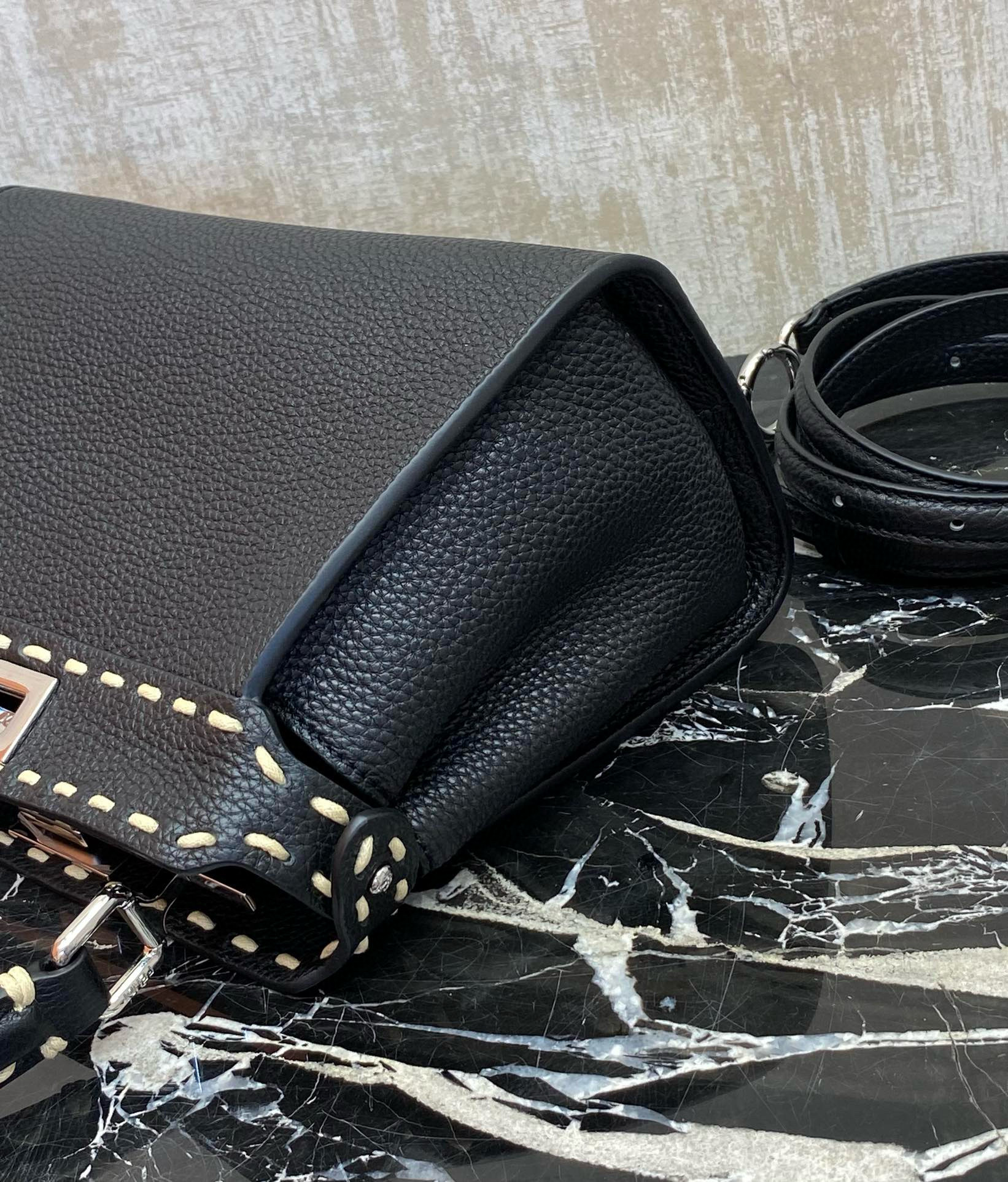 FENDI 펜디 피카부 아이씨유 스몰 블랙 스티치 토트백 5