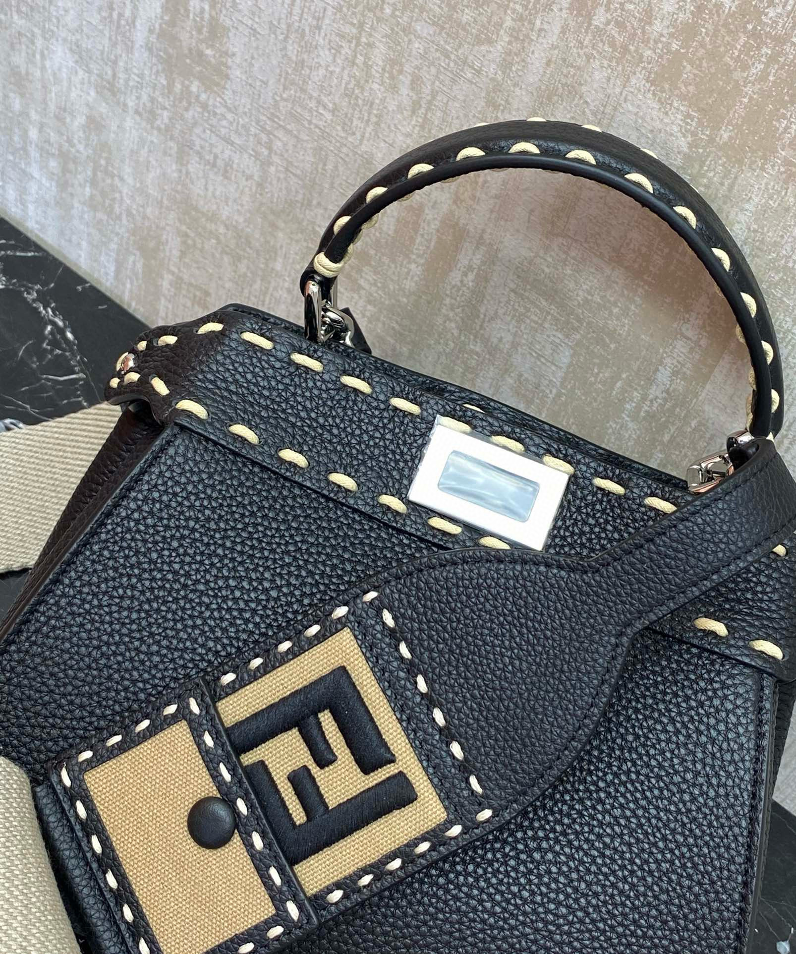 FENDI 펜디 피카부 아이씨유 스몰 블랙 스티치 토트백 7