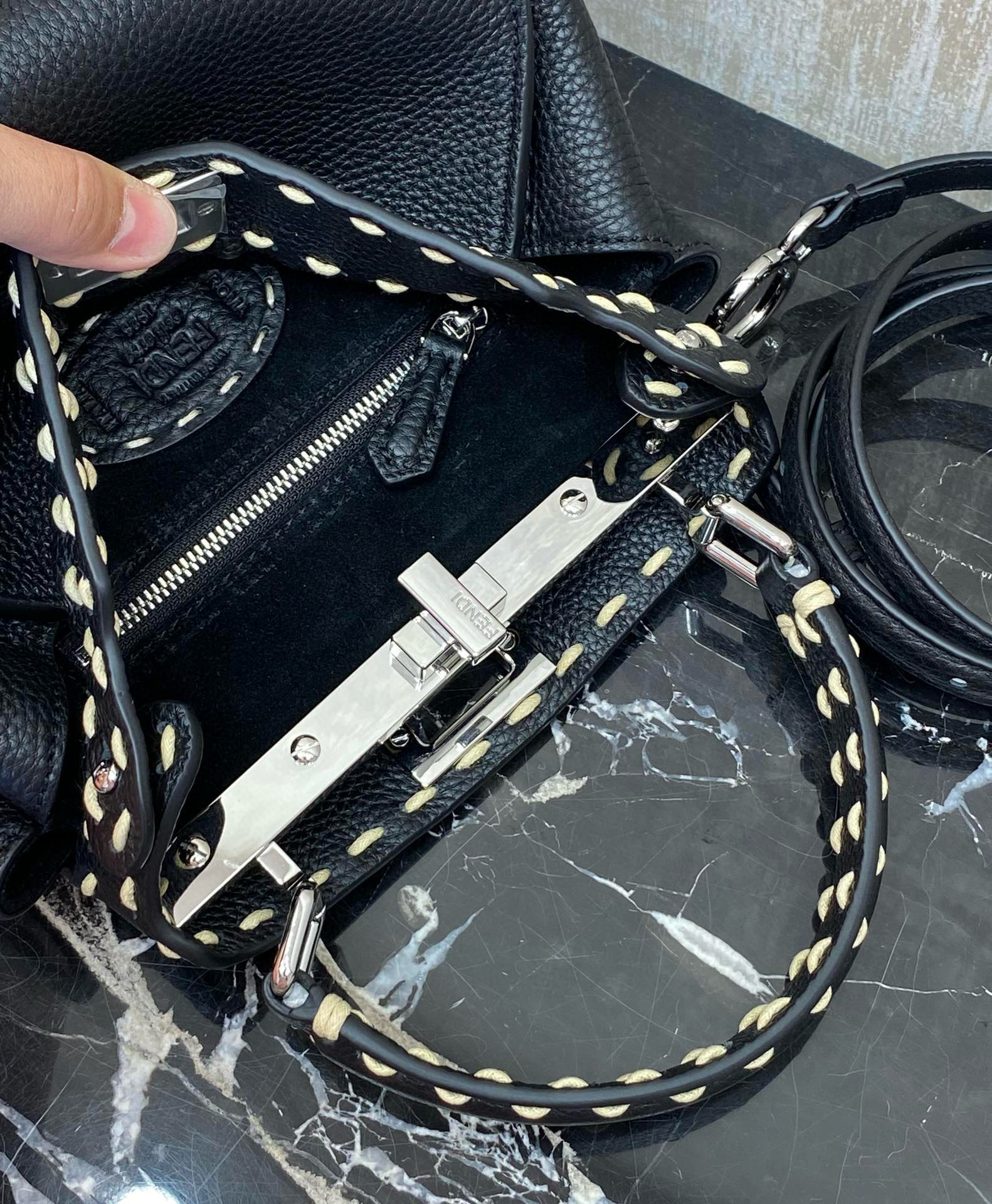 FENDI 펜디 피카부 아이씨유 스몰 블랙 스티치 토트백 8