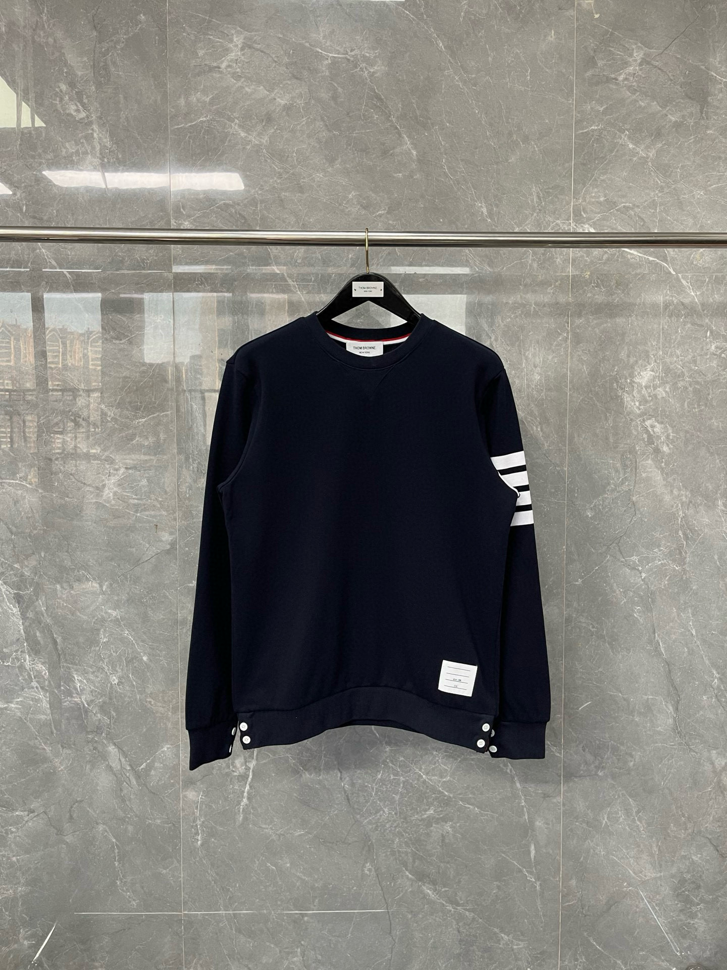 Thom Browne 톰브라운 4선 스트라이프 삼색 디테일 라운드넥 맨투맨 2