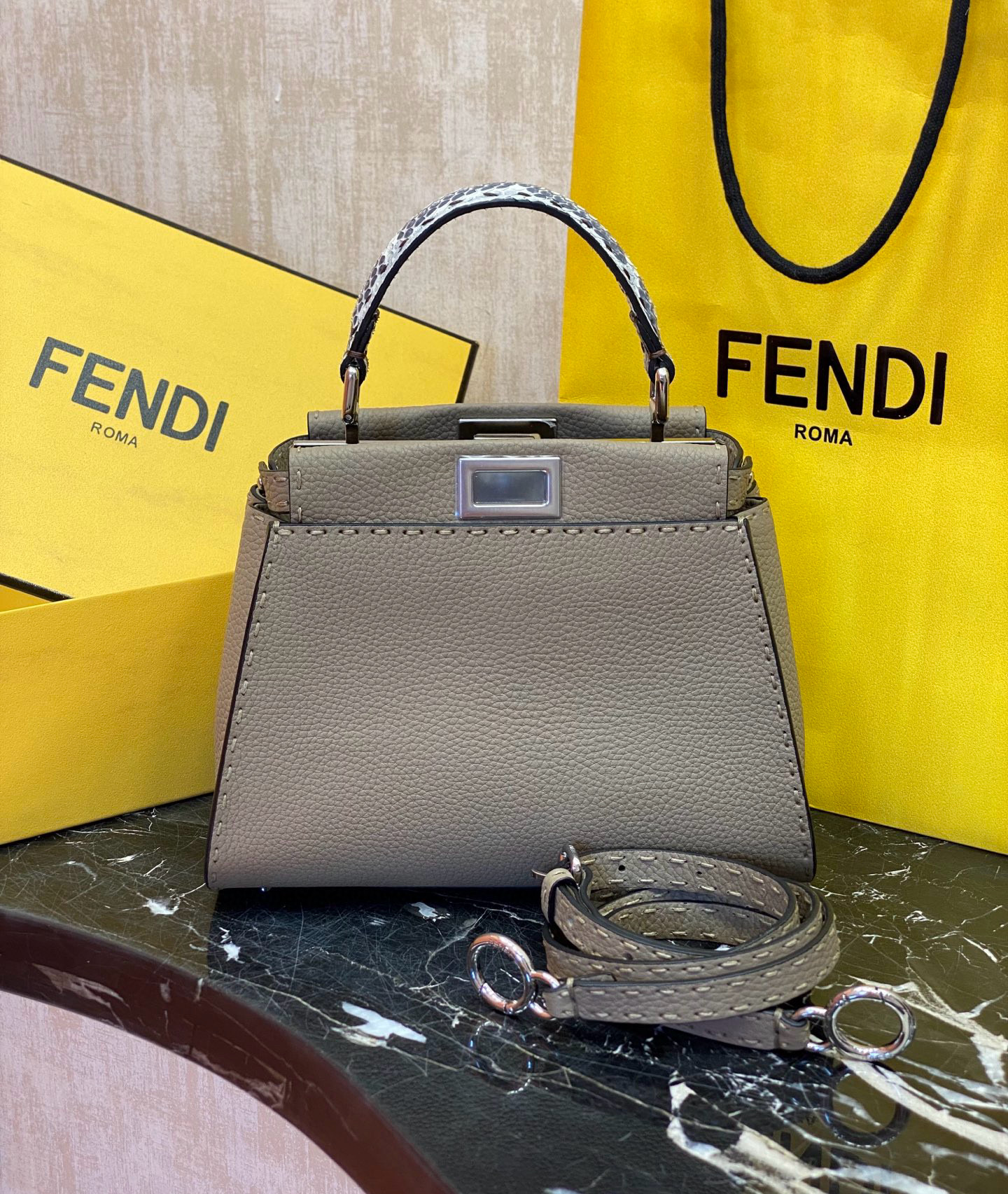 FENDI 펜디 Peekaboo 미니 토트백 1