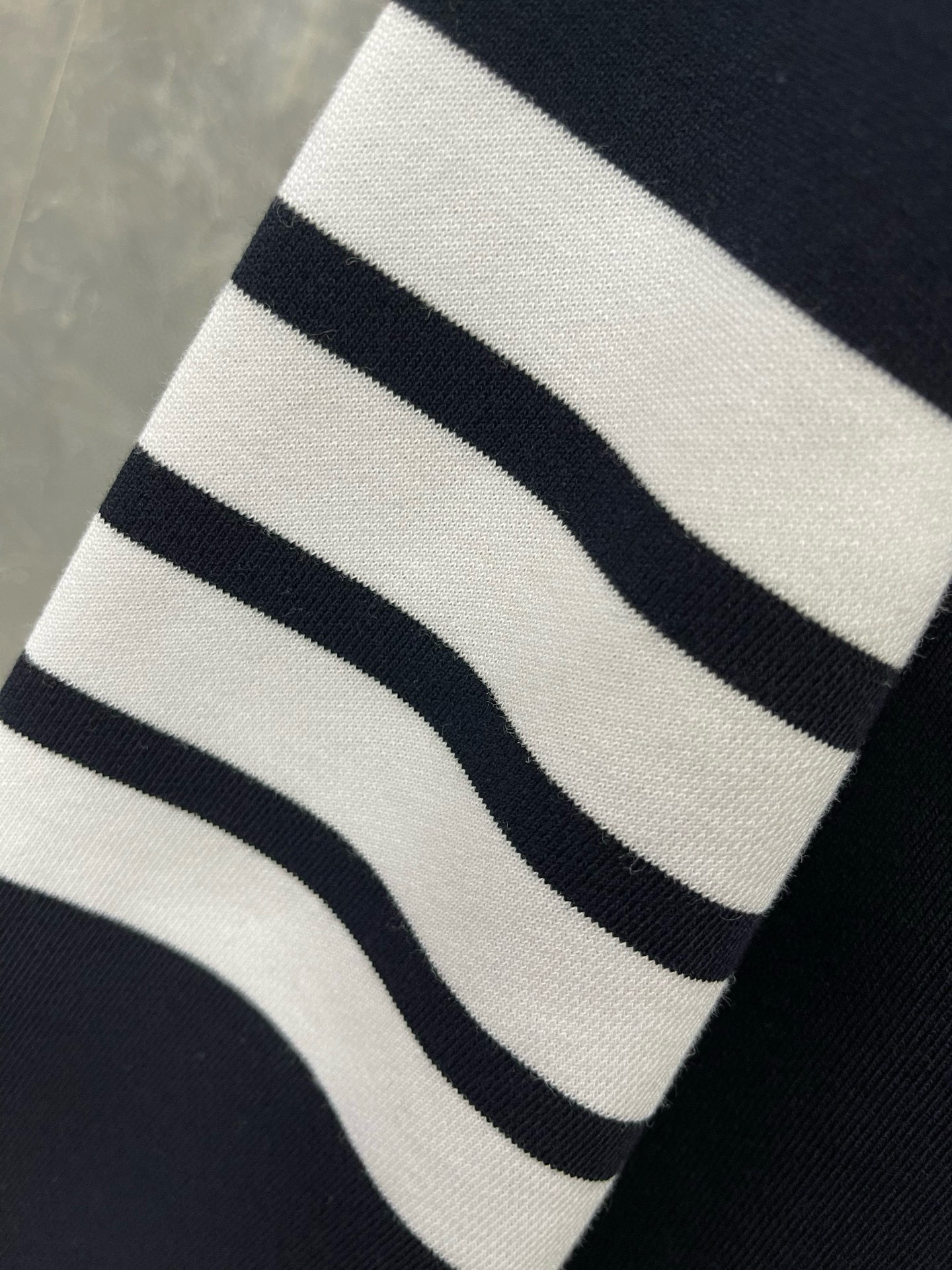 Thom Browne 톰브라운 4선 스트라이프 삼색 디테일 라운드넥 맨투맨 10