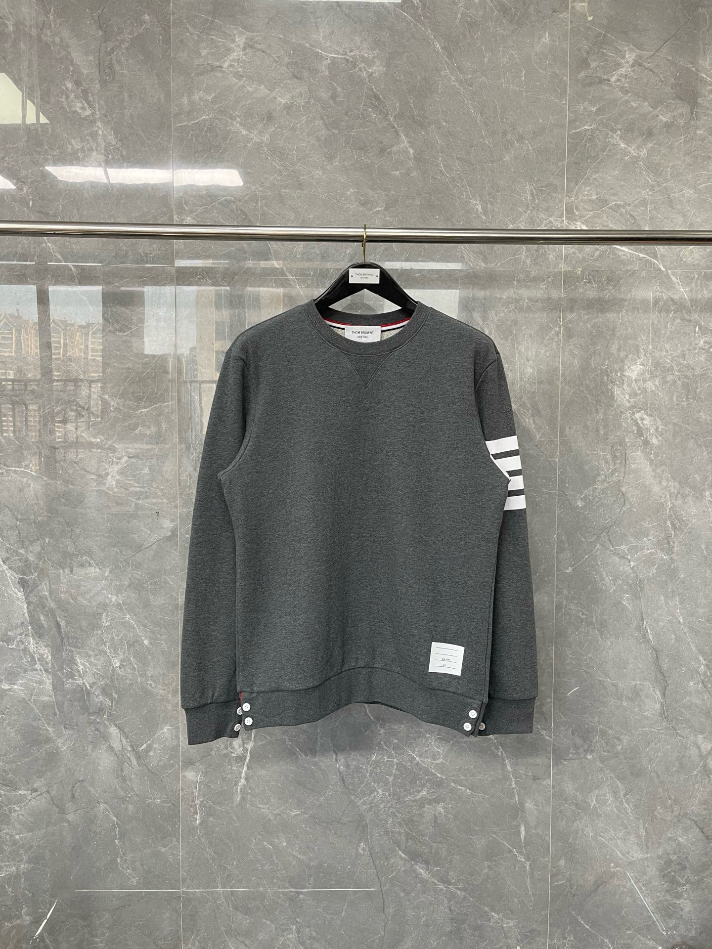 Thom Browne 톰브라운 4선 스트라이프 삼색 디테일 라운드넥 맨투맨 1