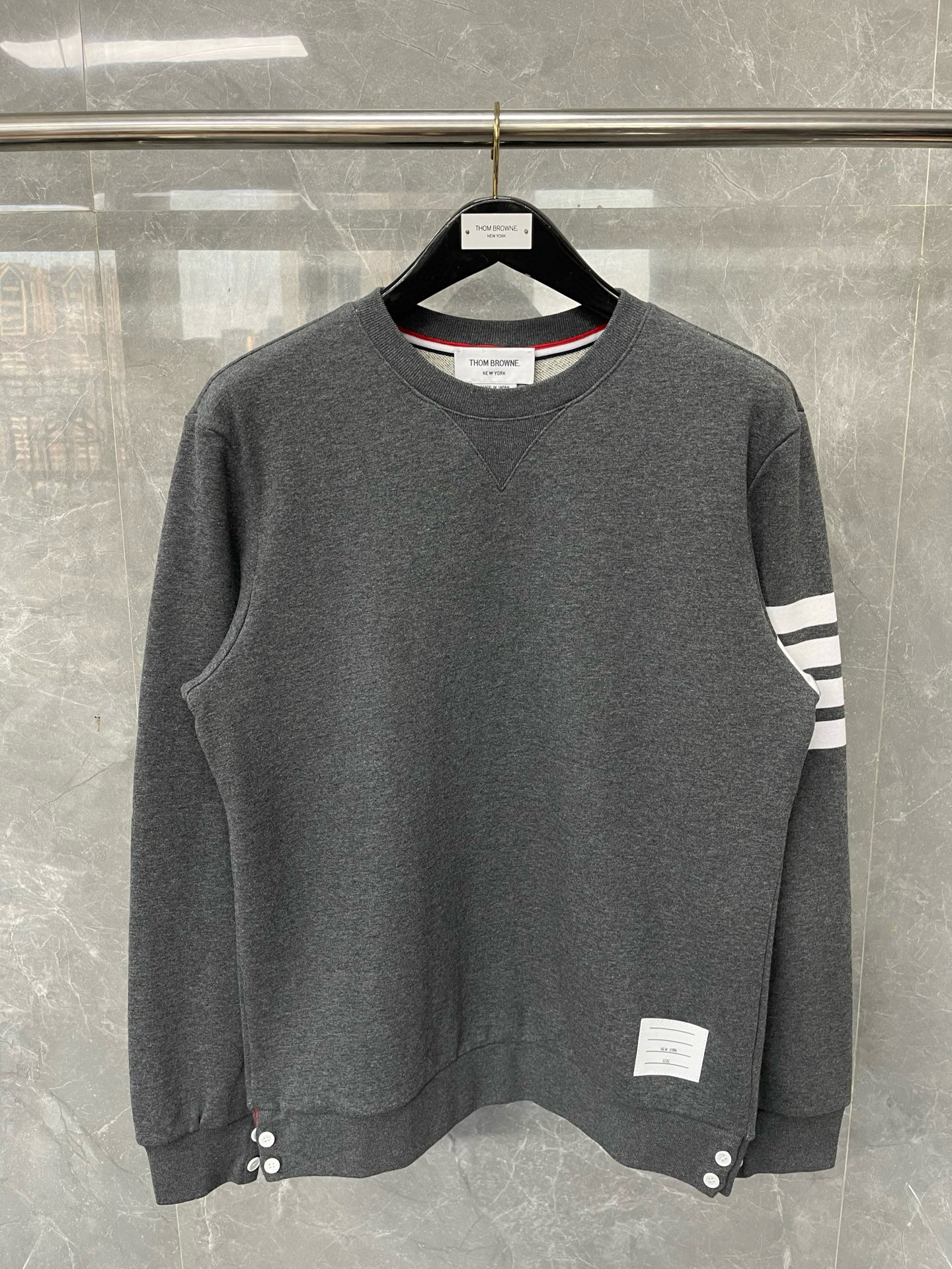 Thom Browne 톰브라운 4선 스트라이프 삼색 디테일 라운드넥 맨투맨 2