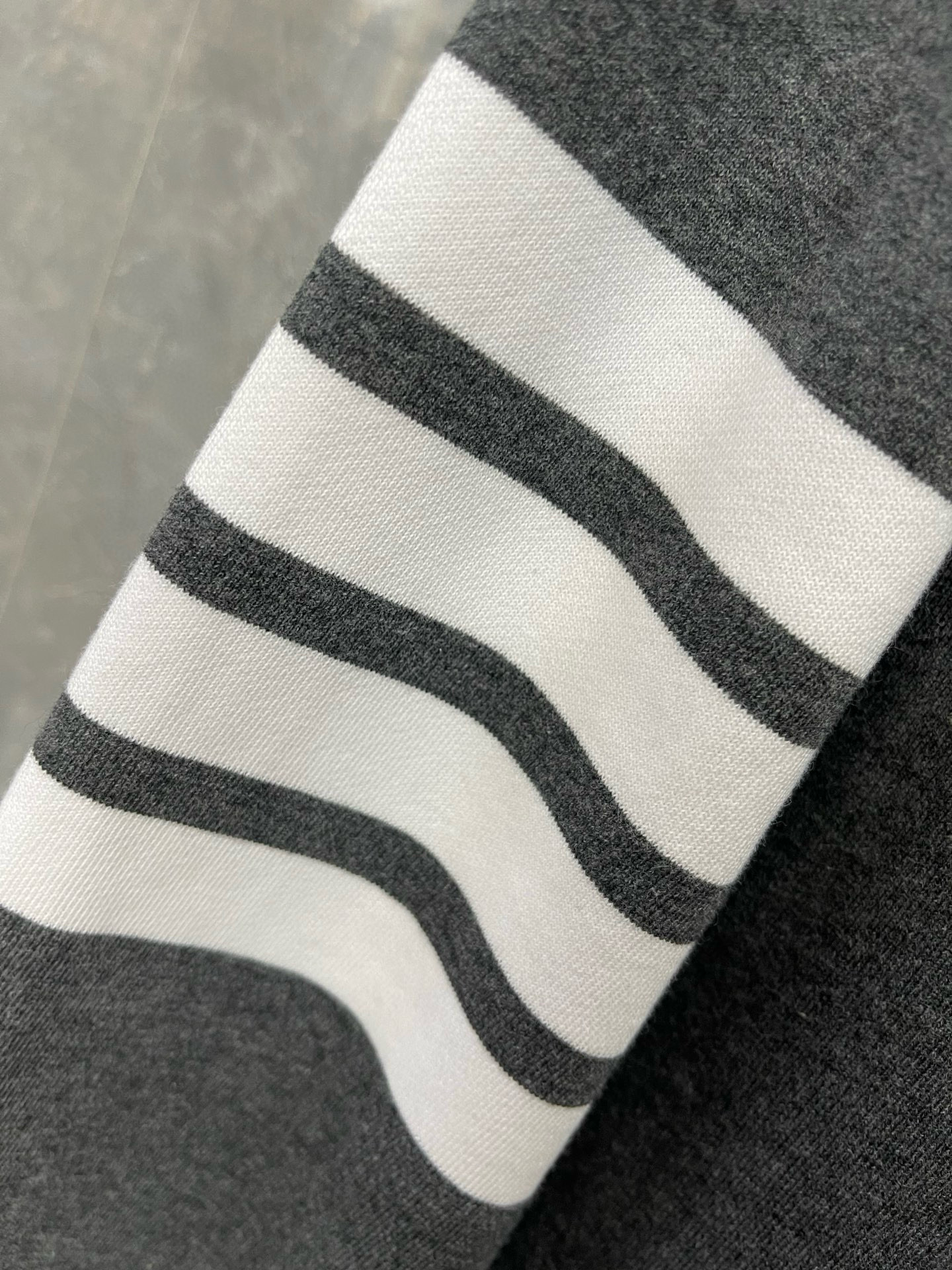 Thom Browne 톰브라운 4선 스트라이프 삼색 디테일 라운드넥 맨투맨 6