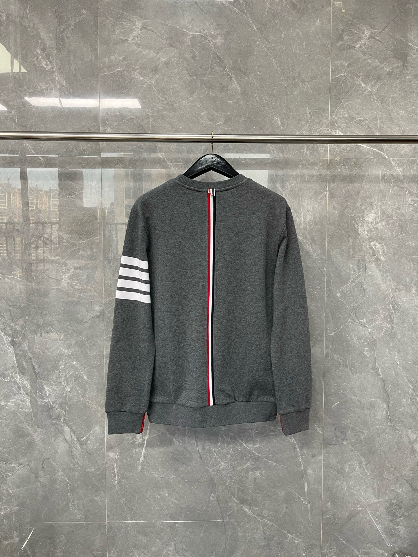 Thom Browne 톰브라운 4선 스트라이프 삼색 디테일 라운드넥 맨투맨 7