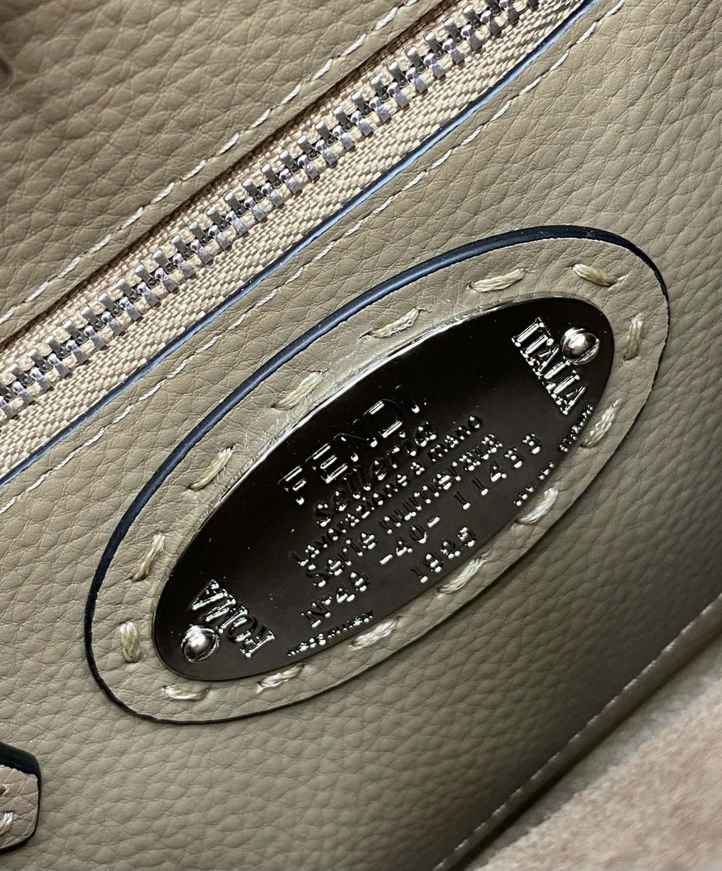 FENDI 펜디 Peekaboo 미니 토트백 11