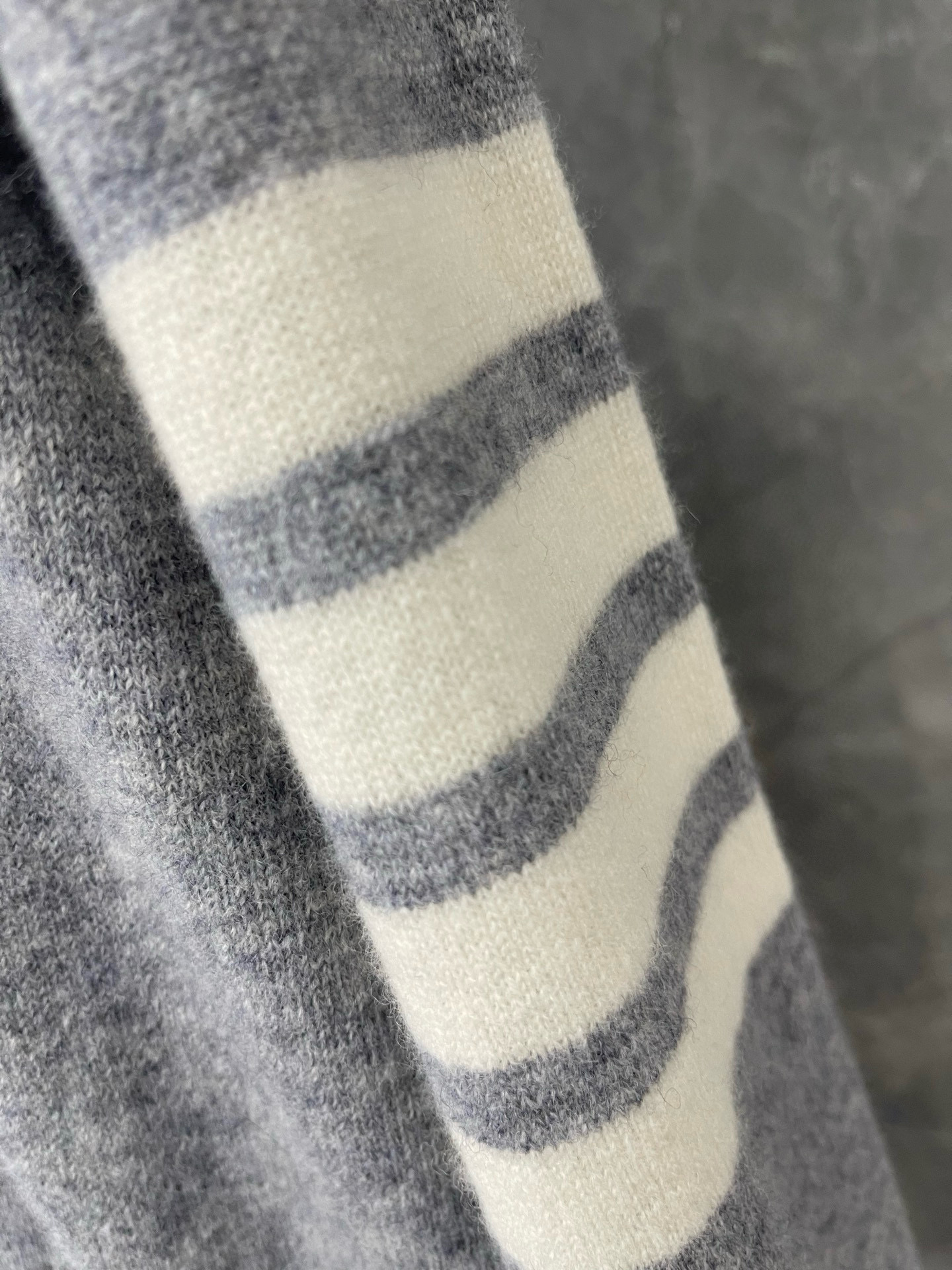 Thom Browne 톰브라운 사선 완장 V넥 울 가디건 8