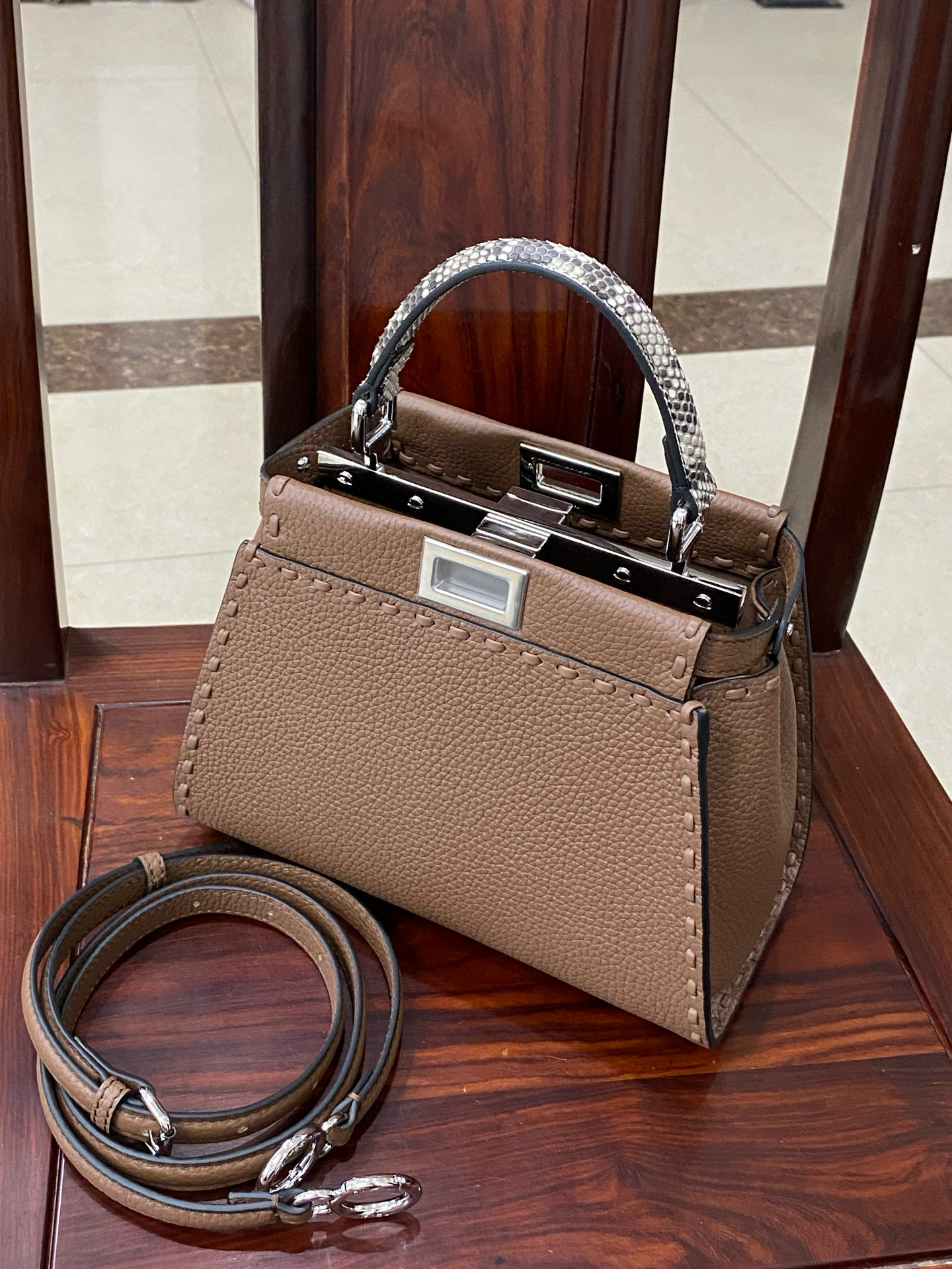 FENDI 펜디 미니 피카부 스티치 토트백 1