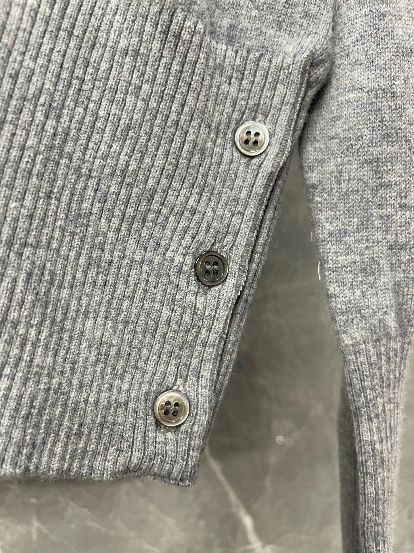 Thom Browne 톰브라운 사선 완장 V넥 울 가디건 10