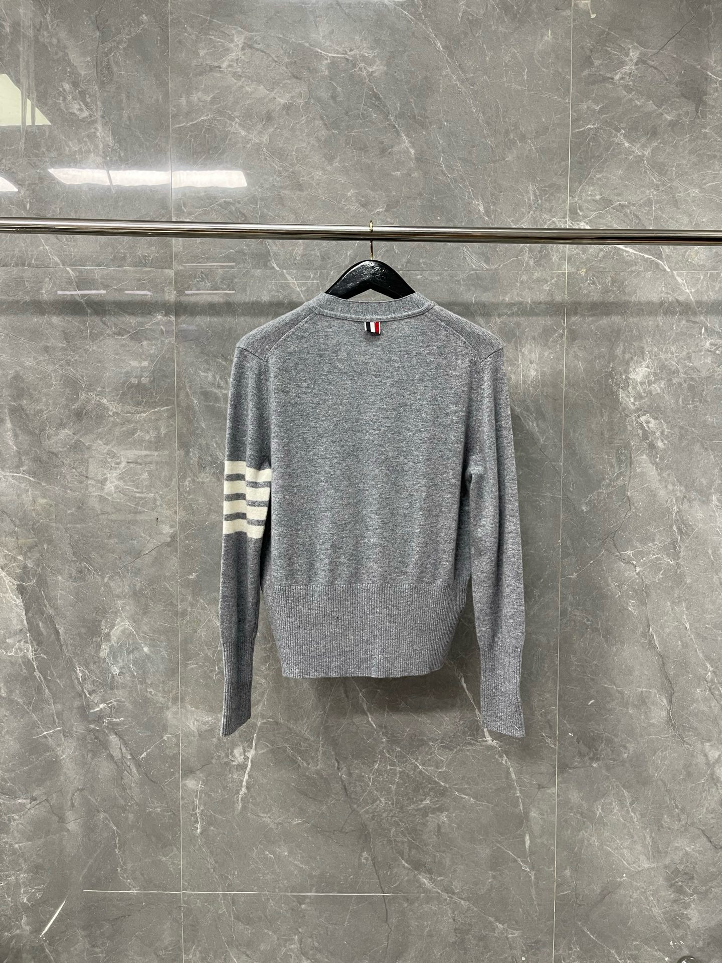 Thom Browne 톰브라운 사선 완장 V넥 울 가디건 12