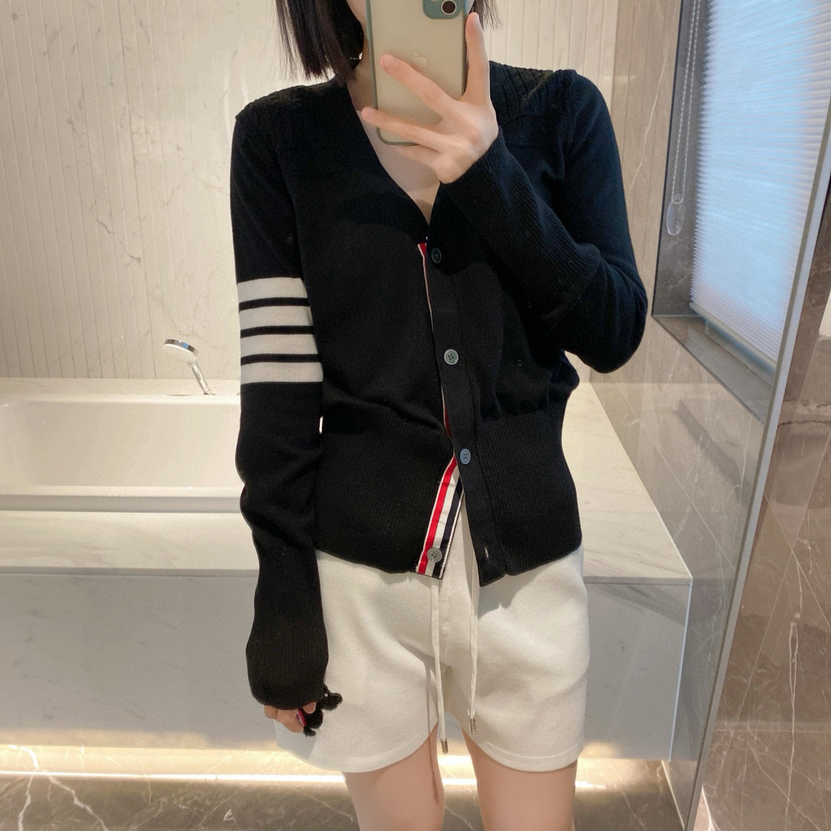 Thom Browne 톰브라운 사선 완장 V넥 울 가디건 1