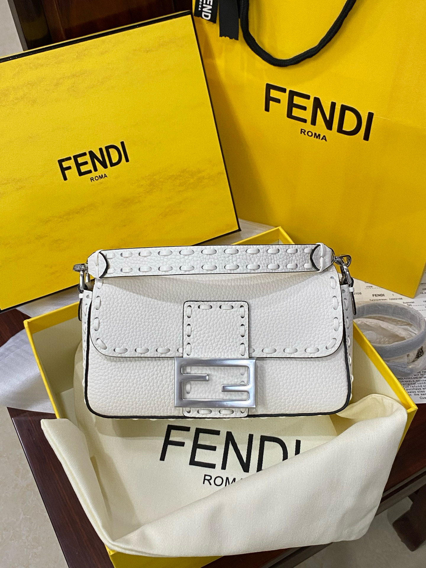FENDI 펜디 Iconic 바게트 화이트 스티치 송아지가죽 미니 숄더백 1