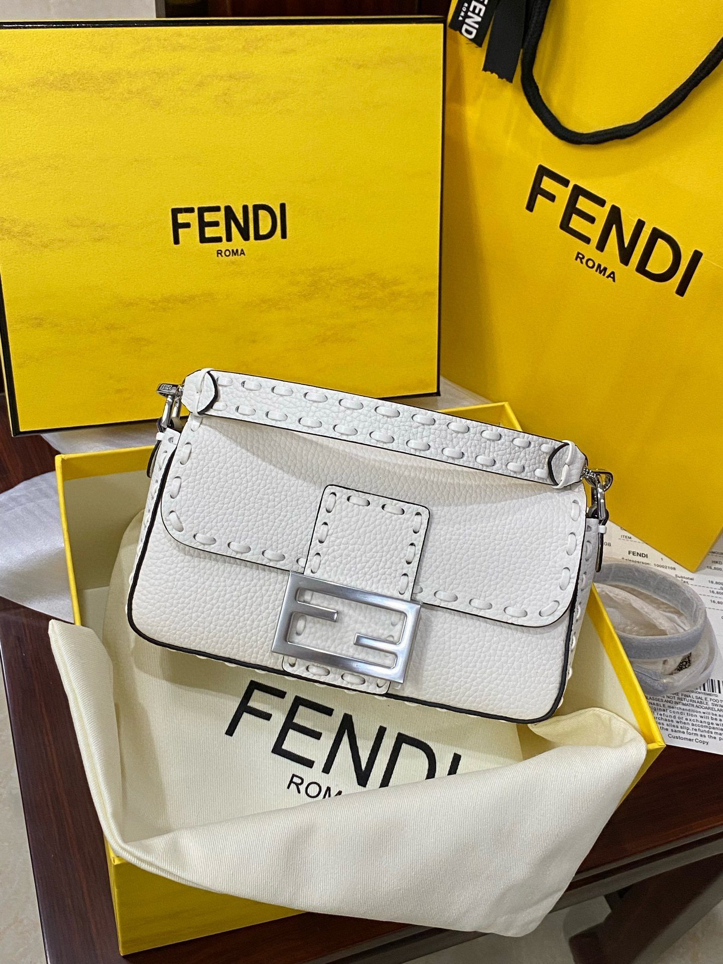 FENDI 펜디 Iconic 바게트 화이트 스티치 송아지가죽 미니 숄더백 2