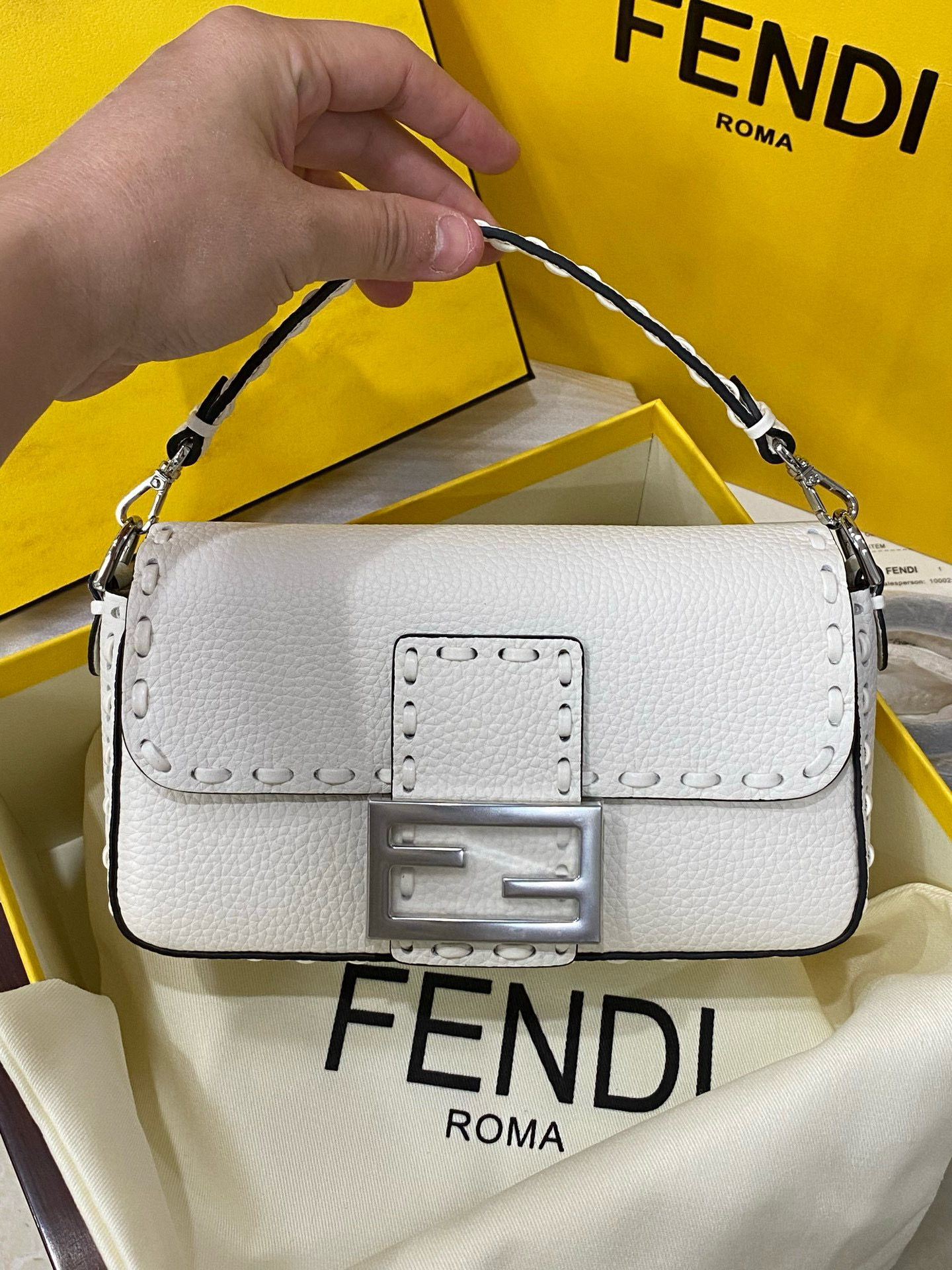 FENDI 펜디 Iconic 바게트 화이트 스티치 송아지가죽 미니 숄더백 3