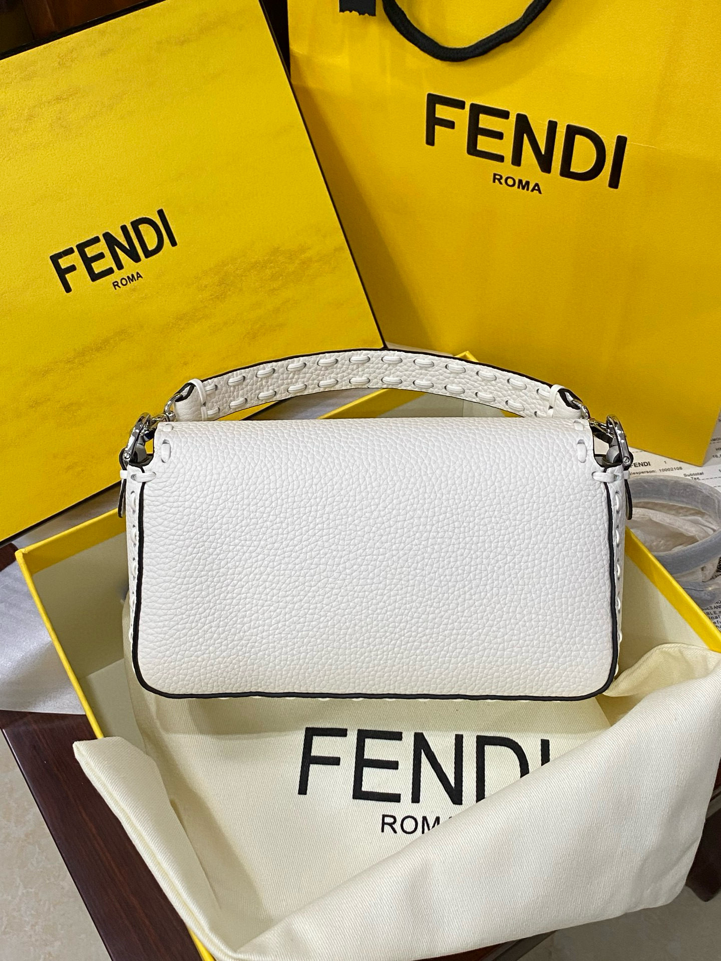 FENDI 펜디 Iconic 바게트 화이트 스티치 송아지가죽 미니 숄더백 4