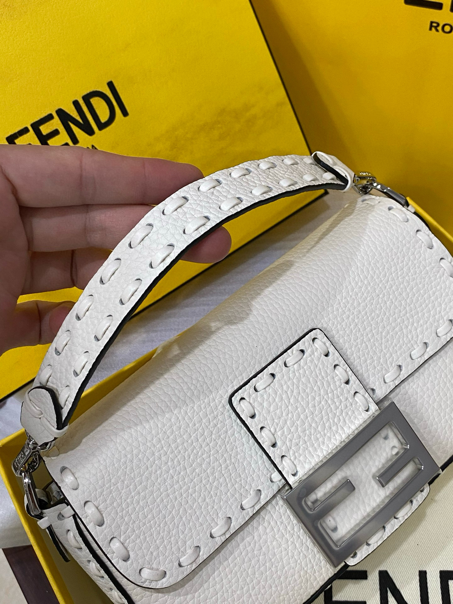 FENDI 펜디 Iconic 바게트 화이트 스티치 송아지가죽 미니 숄더백 5