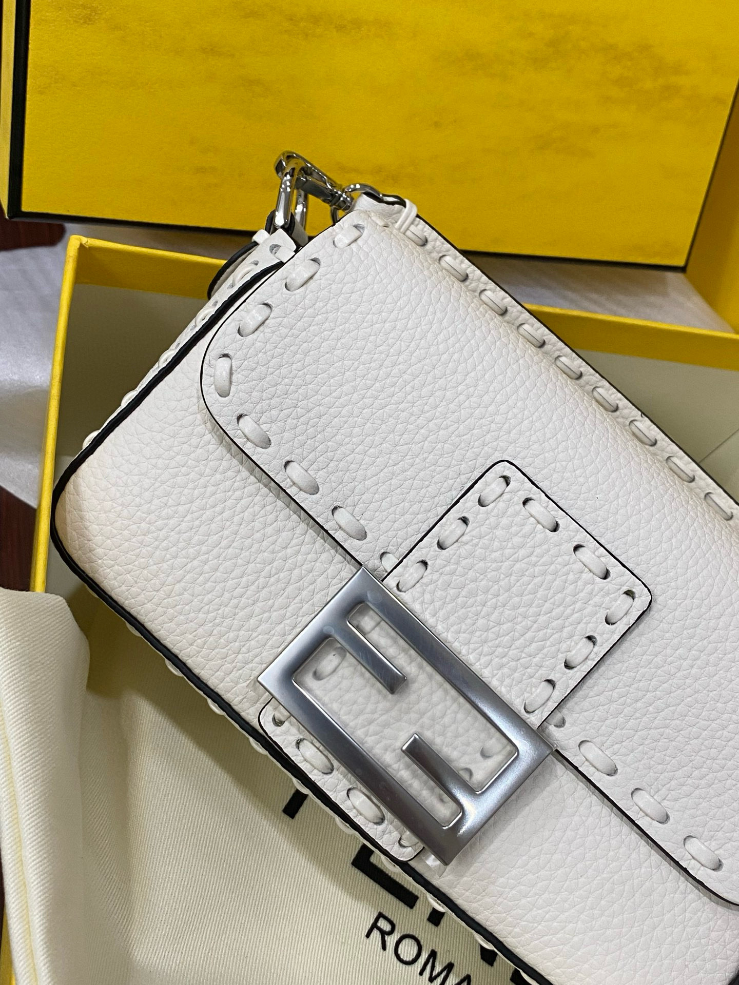 FENDI 펜디 Iconic 바게트 화이트 스티치 송아지가죽 미니 숄더백 6