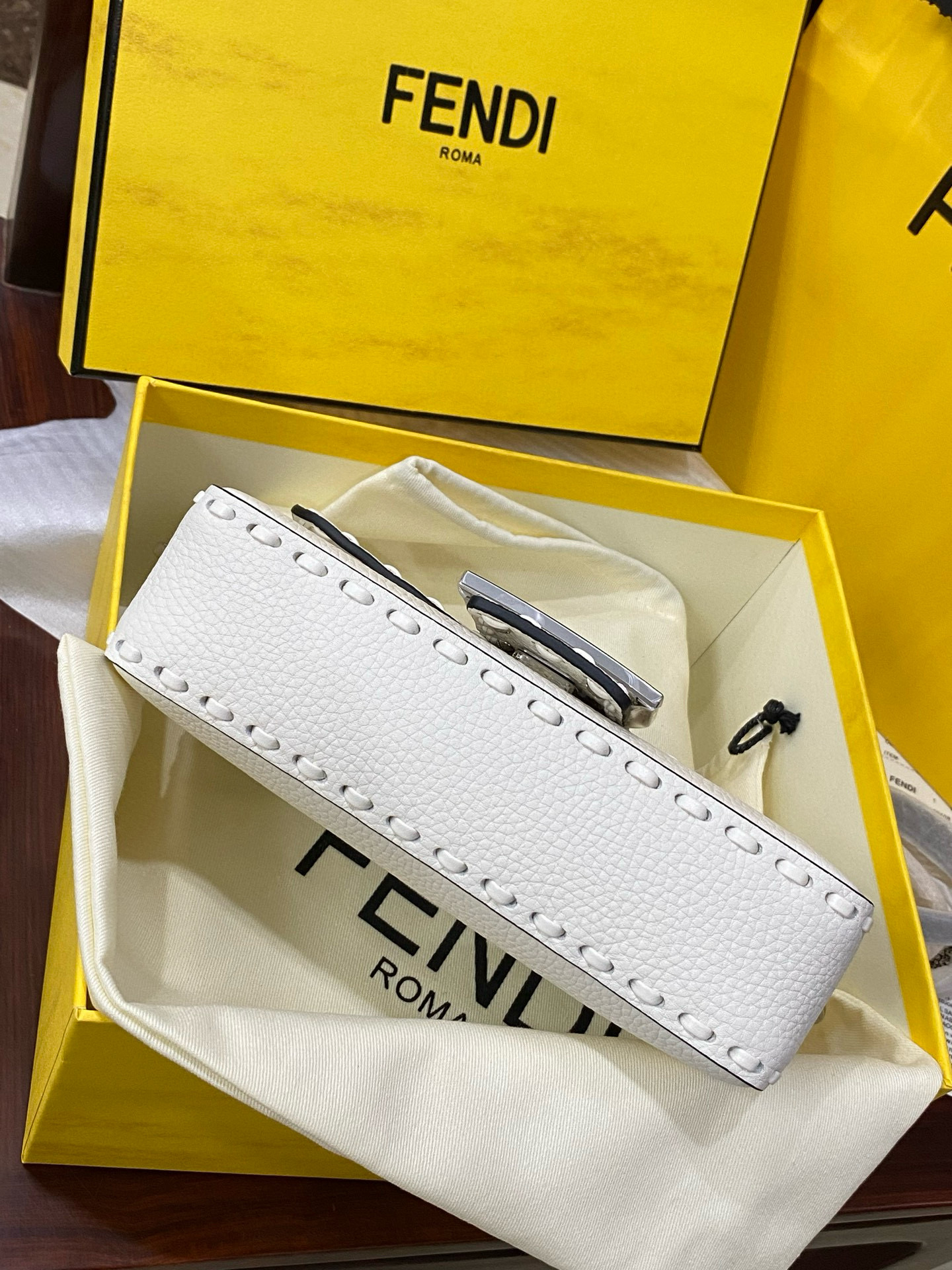 FENDI 펜디 Iconic 바게트 화이트 스티치 송아지가죽 미니 숄더백 7