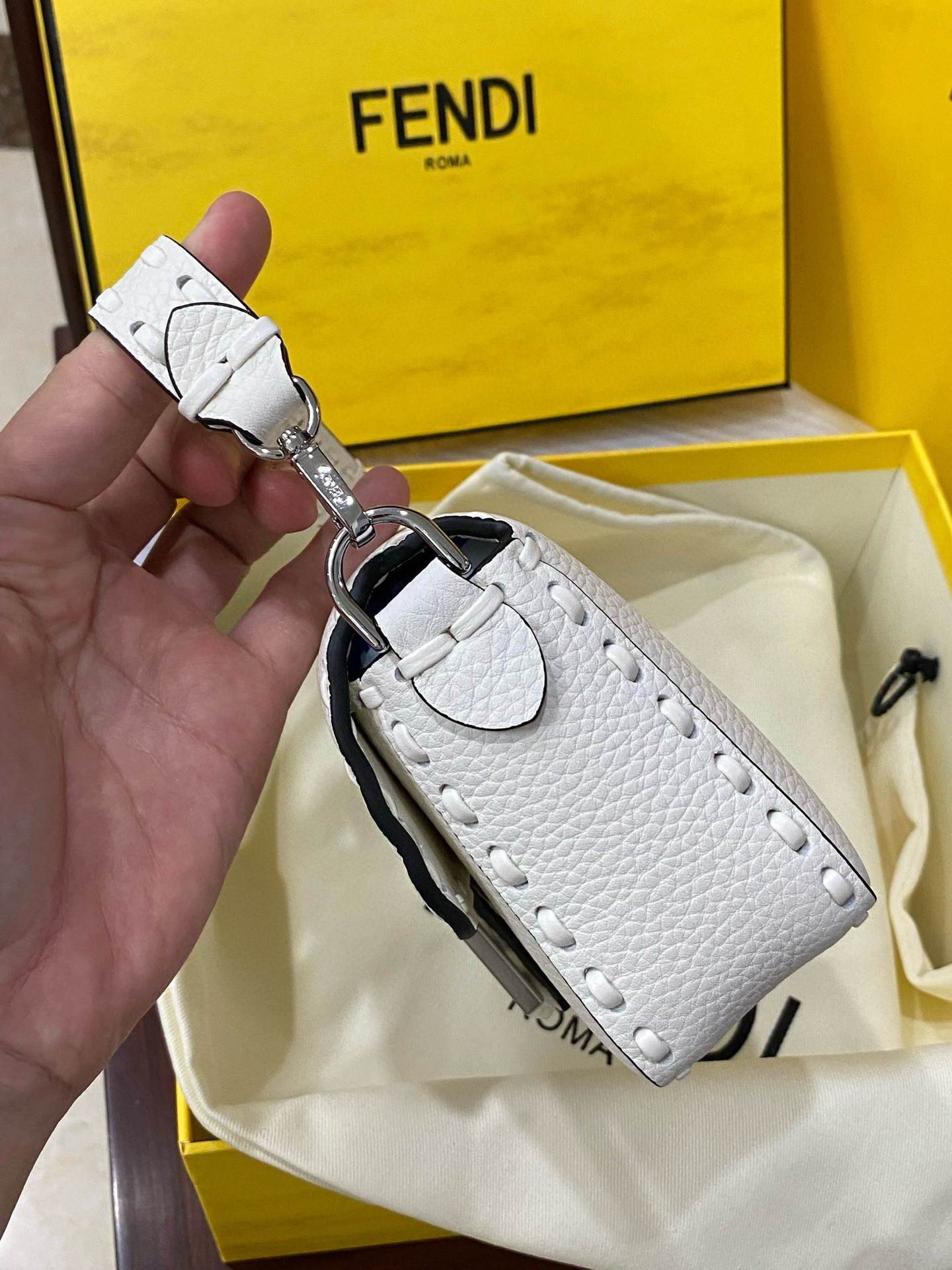 FENDI 펜디 Iconic 바게트 화이트 스티치 송아지가죽 미니 숄더백 8