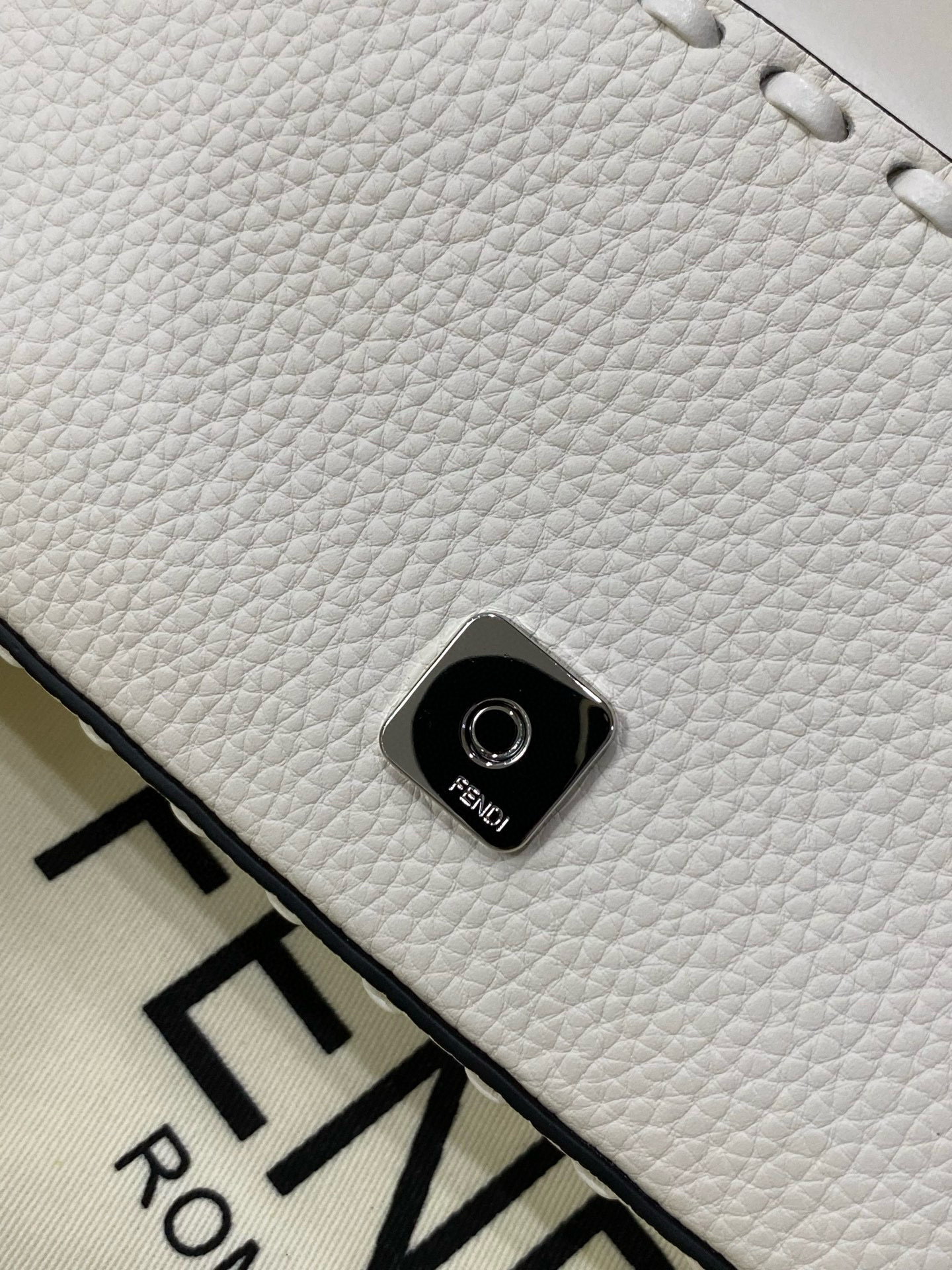 FENDI 펜디 Iconic 바게트 화이트 스티치 송아지가죽 미니 숄더백 9