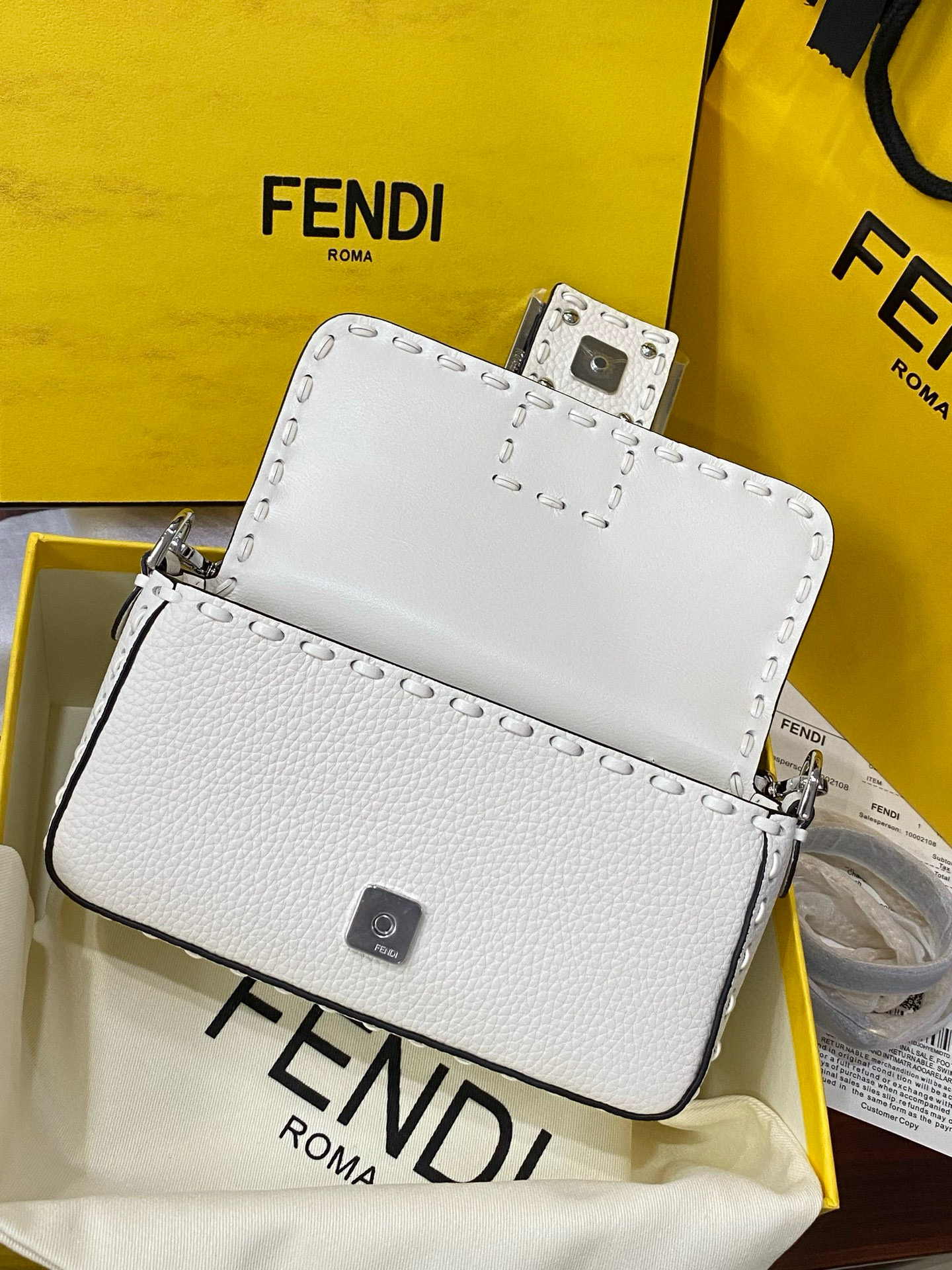 FENDI 펜디 Iconic 바게트 화이트 스티치 송아지가죽 미니 숄더백 10