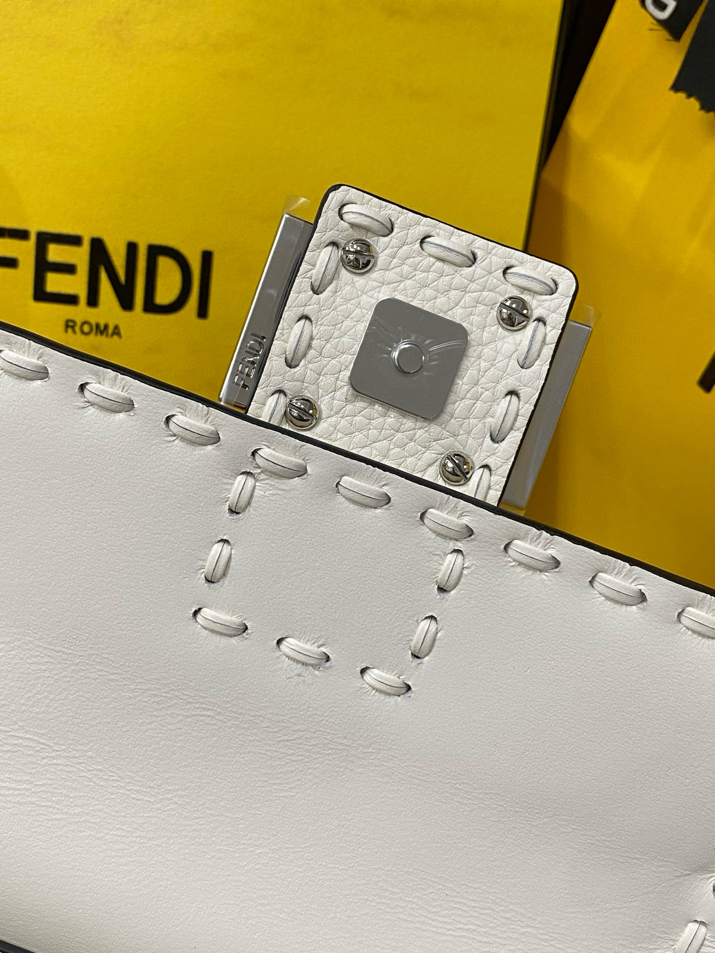 FENDI 펜디 Iconic 바게트 화이트 스티치 송아지가죽 미니 숄더백 11