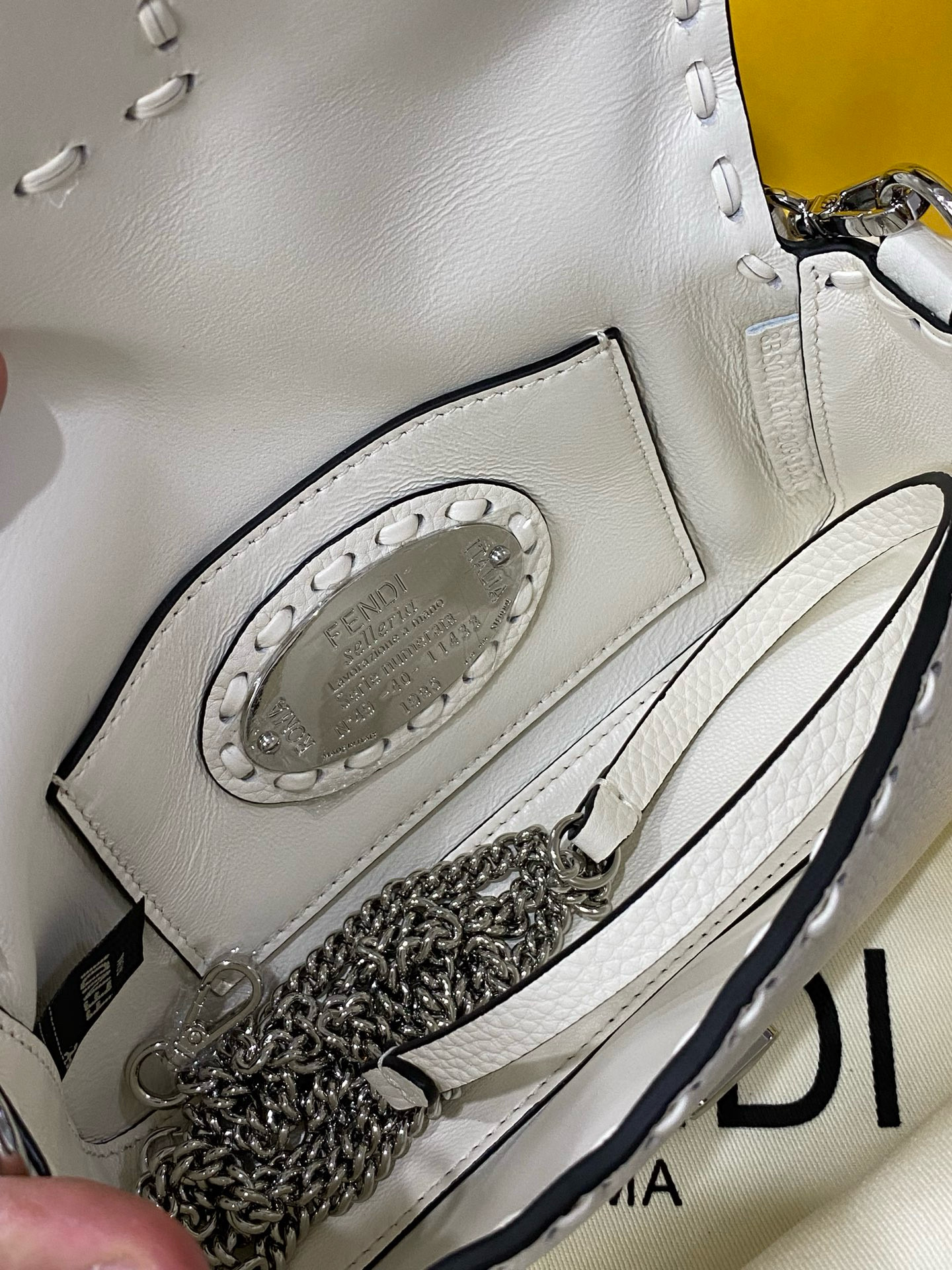 FENDI 펜디 Iconic 바게트 화이트 스티치 송아지가죽 미니 숄더백 12