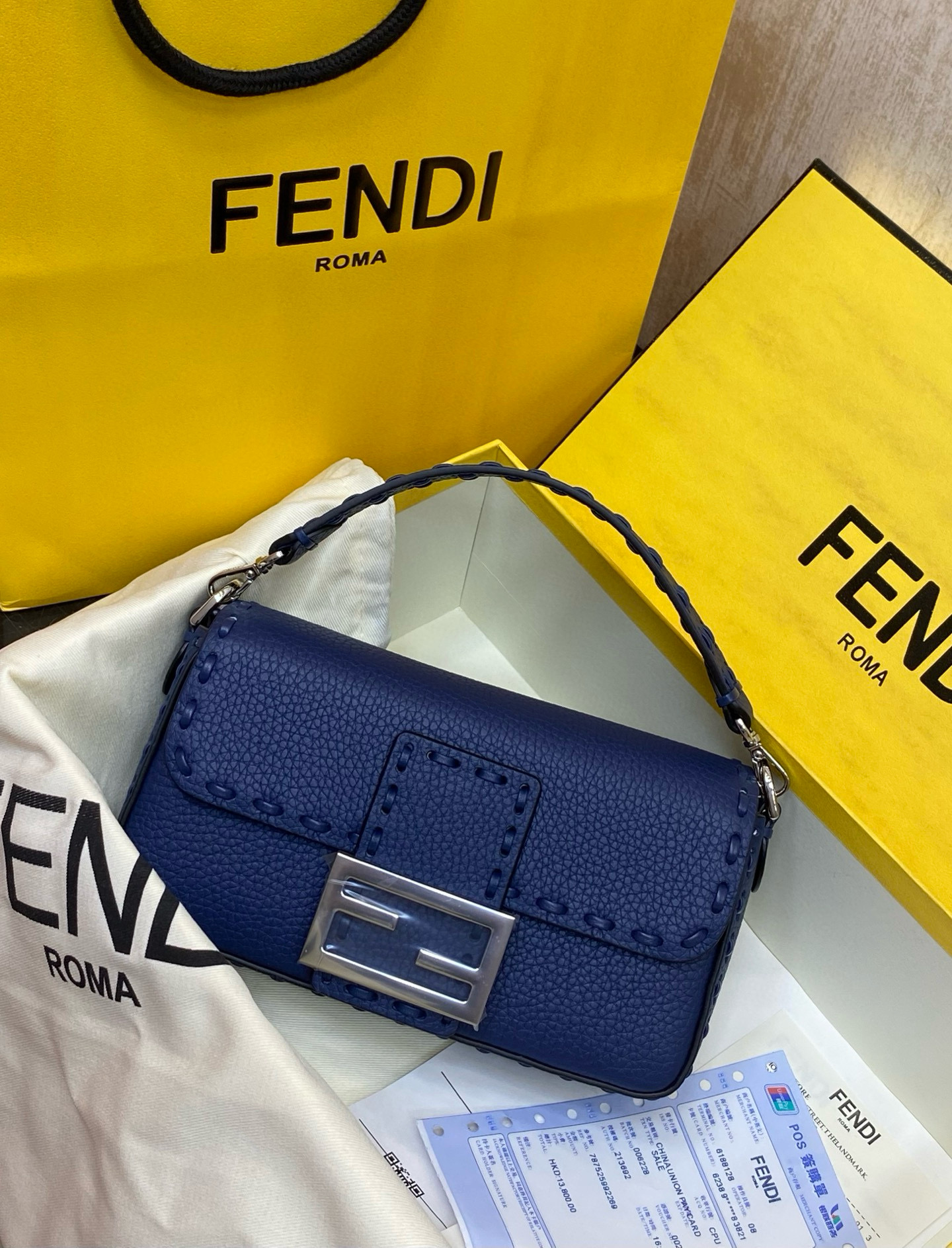 FENDI 펜디 Iconic Baguette 화이트 스티치 미니 숄더백 1