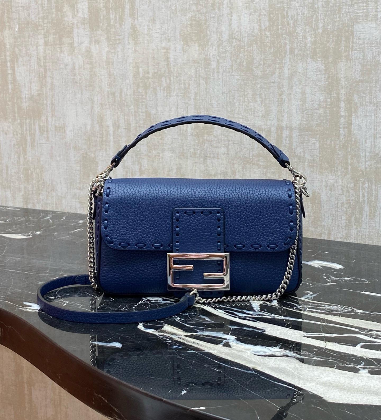 FENDI 펜디 Iconic Baguette 화이트 스티치 미니 숄더백 2