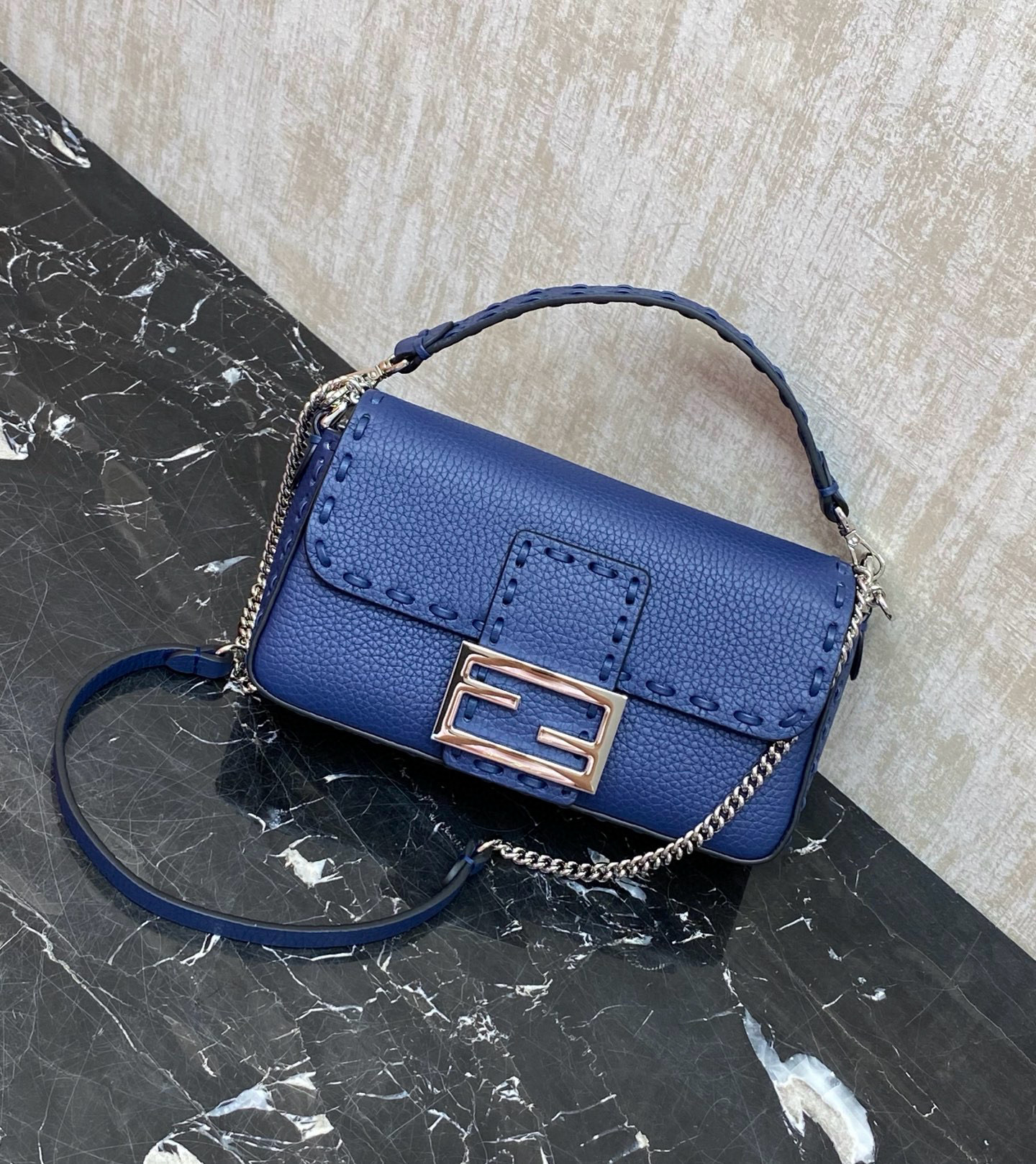 FENDI 펜디 Iconic Baguette 화이트 스티치 미니 숄더백 3