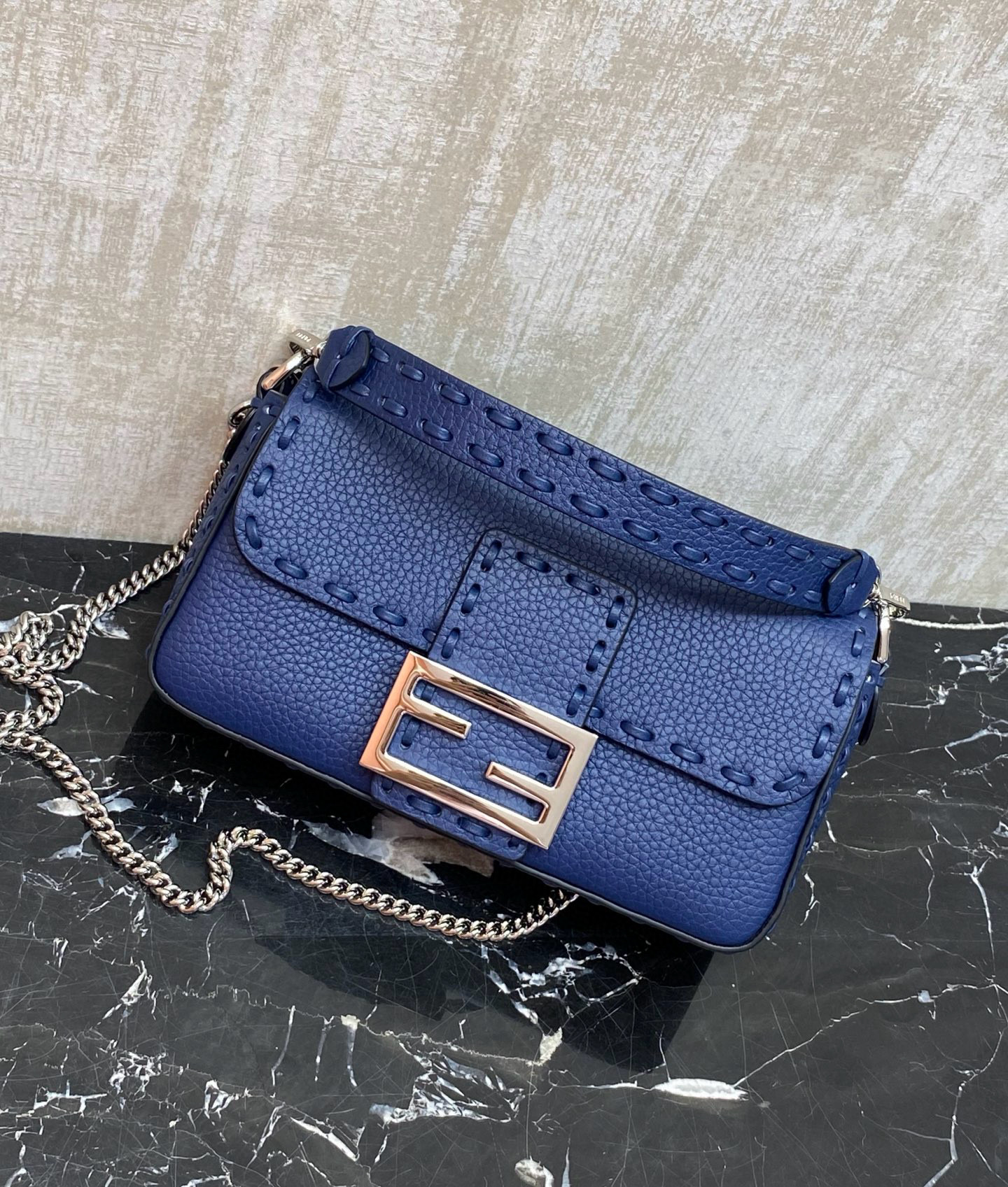 FENDI 펜디 Iconic Baguette 화이트 스티치 미니 숄더백 4