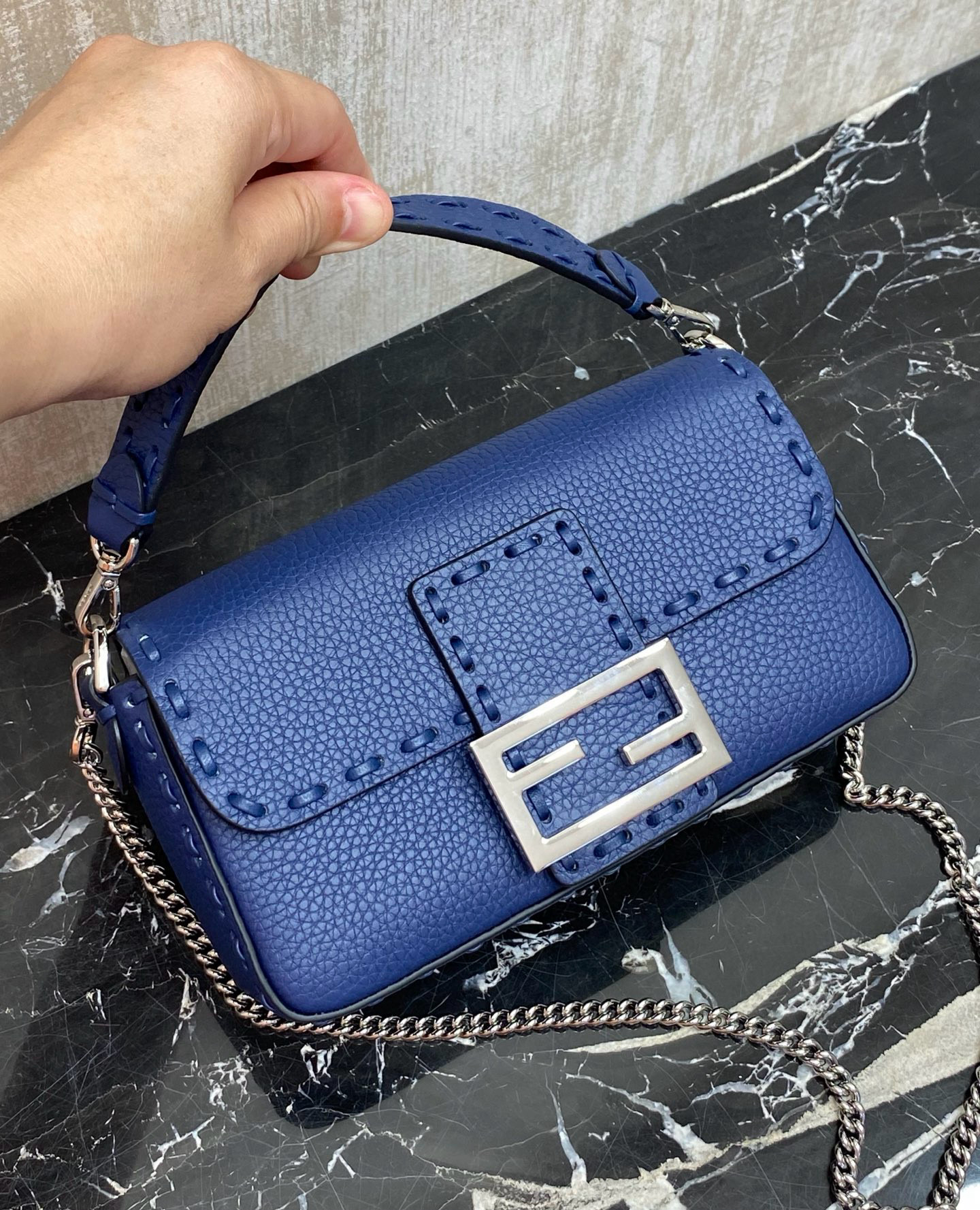 FENDI 펜디 Iconic Baguette 화이트 스티치 미니 숄더백 5