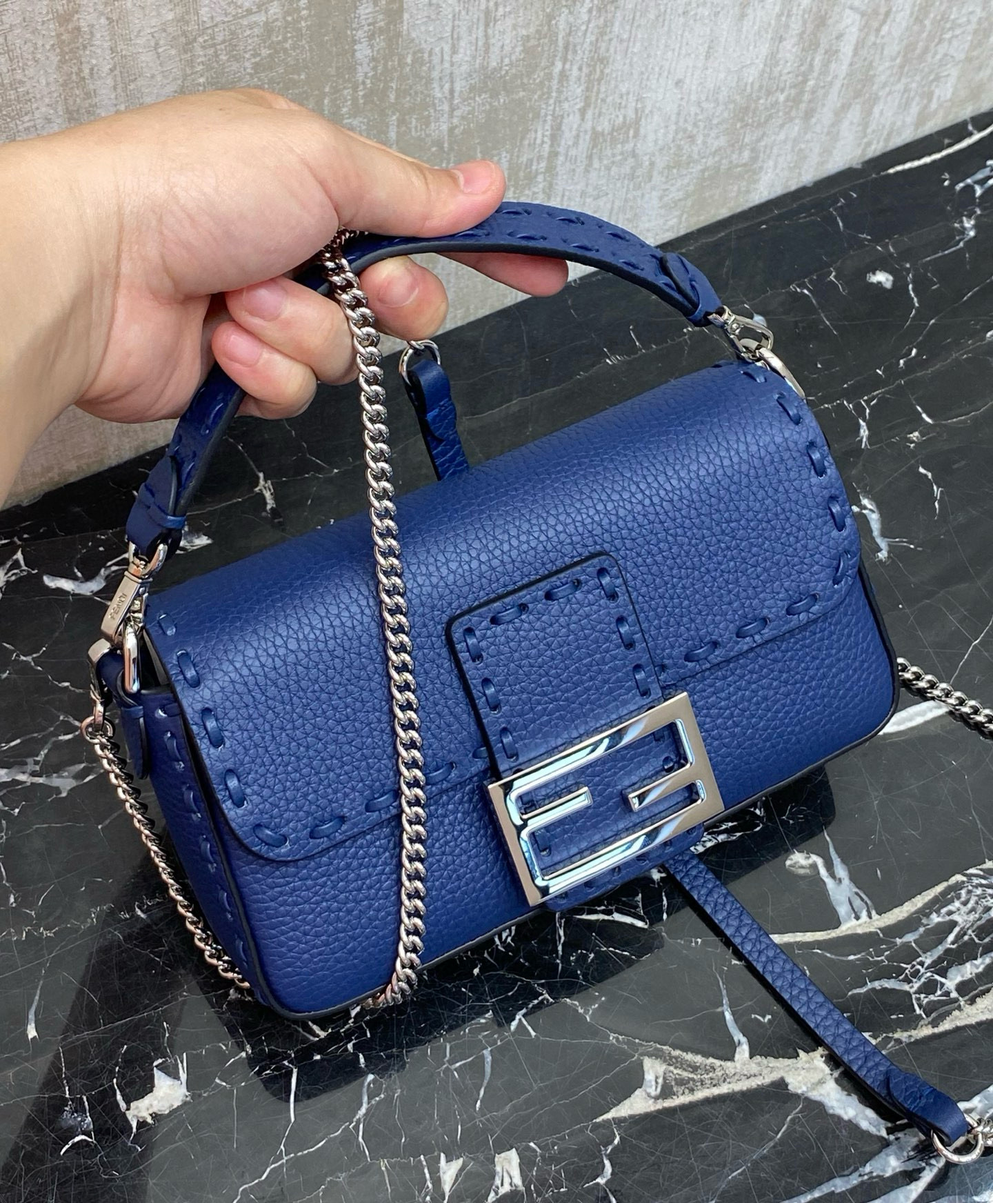 FENDI 펜디 Iconic Baguette 화이트 스티치 미니 숄더백 6