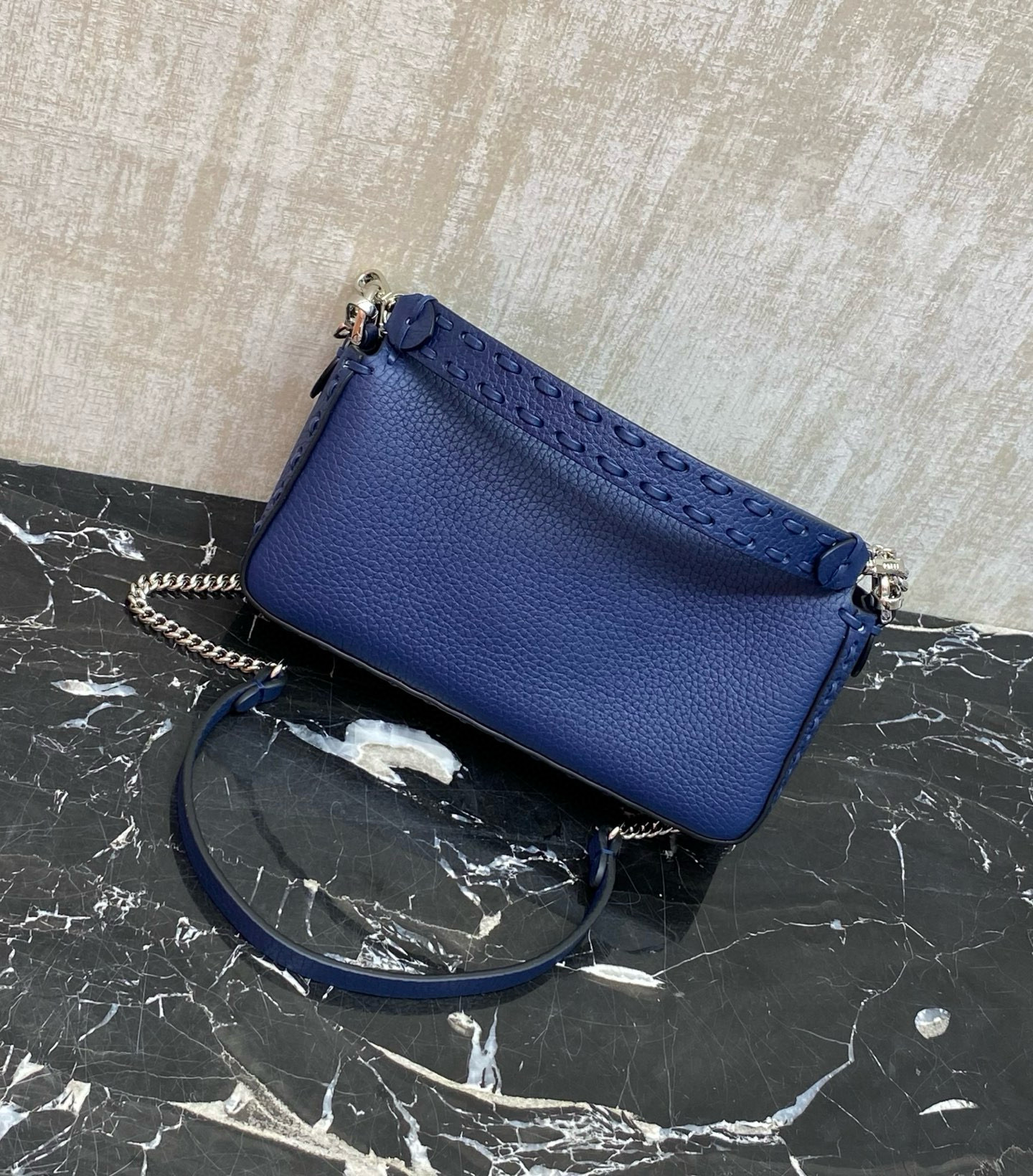 FENDI 펜디 Iconic Baguette 화이트 스티치 미니 숄더백 7