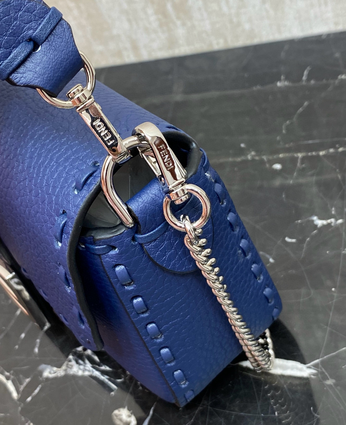 FENDI 펜디 Iconic Baguette 화이트 스티치 미니 숄더백 8