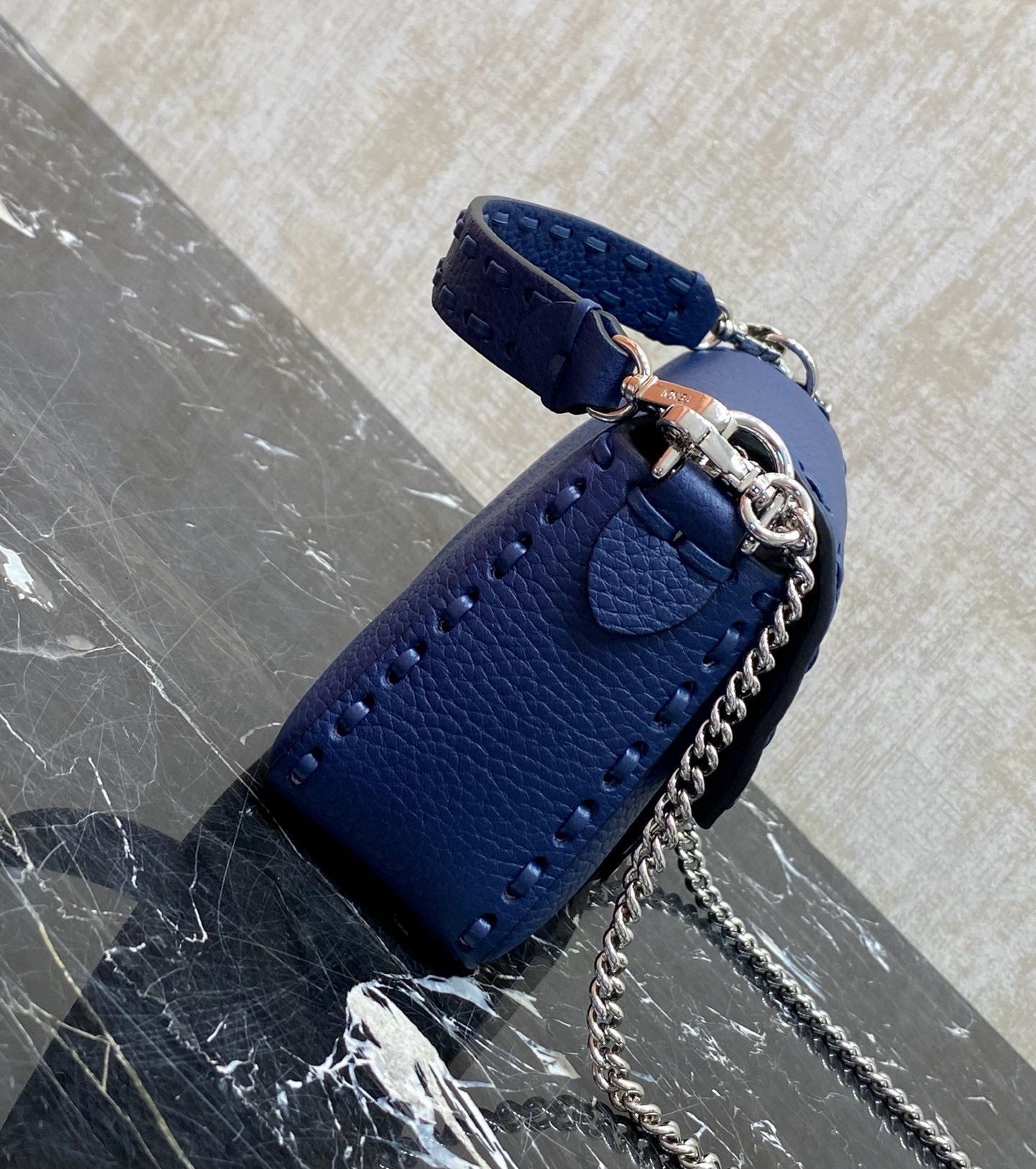 FENDI 펜디 Iconic Baguette 화이트 스티치 미니 숄더백 9