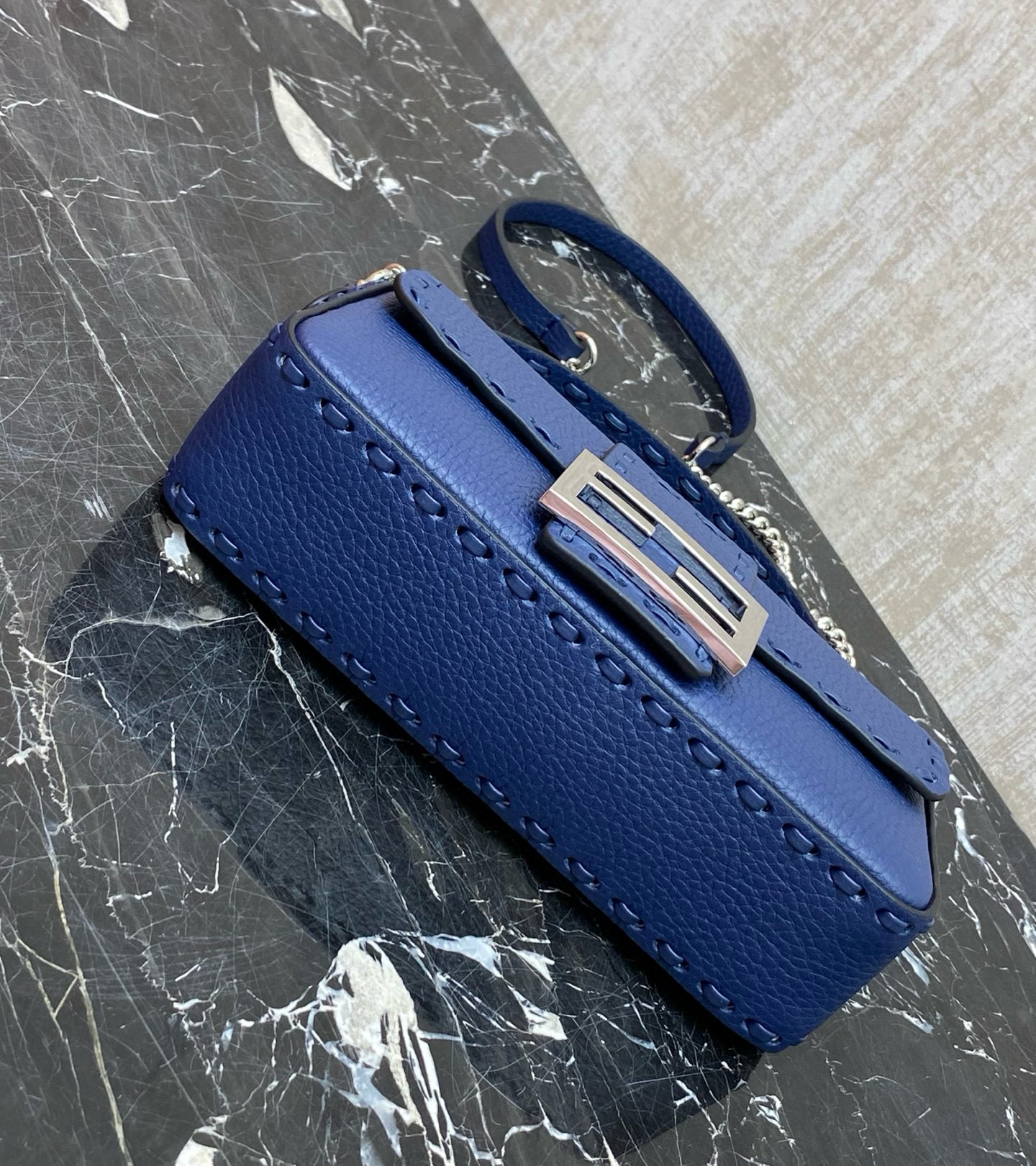 FENDI 펜디 Iconic Baguette 화이트 스티치 미니 숄더백 10