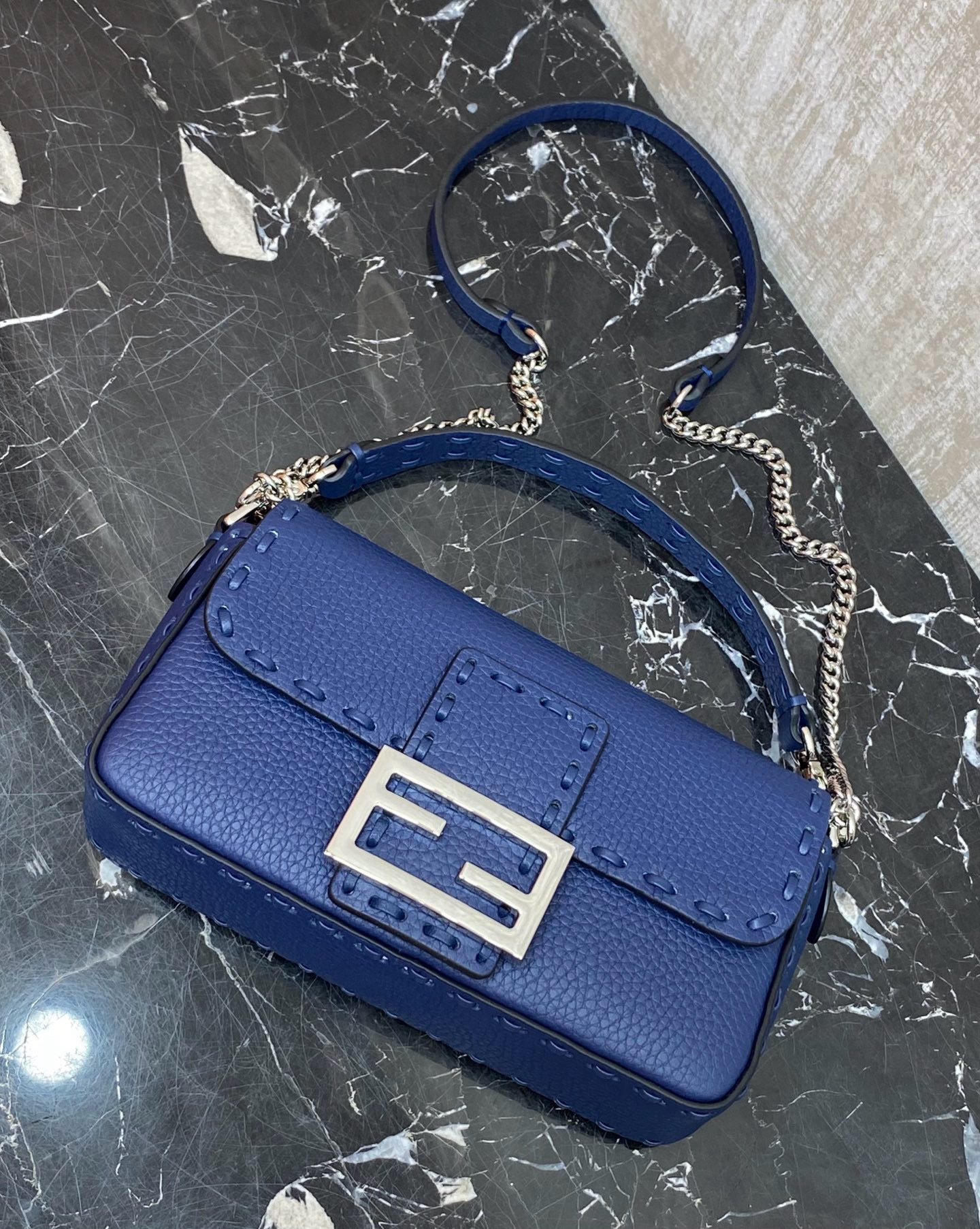 FENDI 펜디 Iconic Baguette 화이트 스티치 미니 숄더백 11