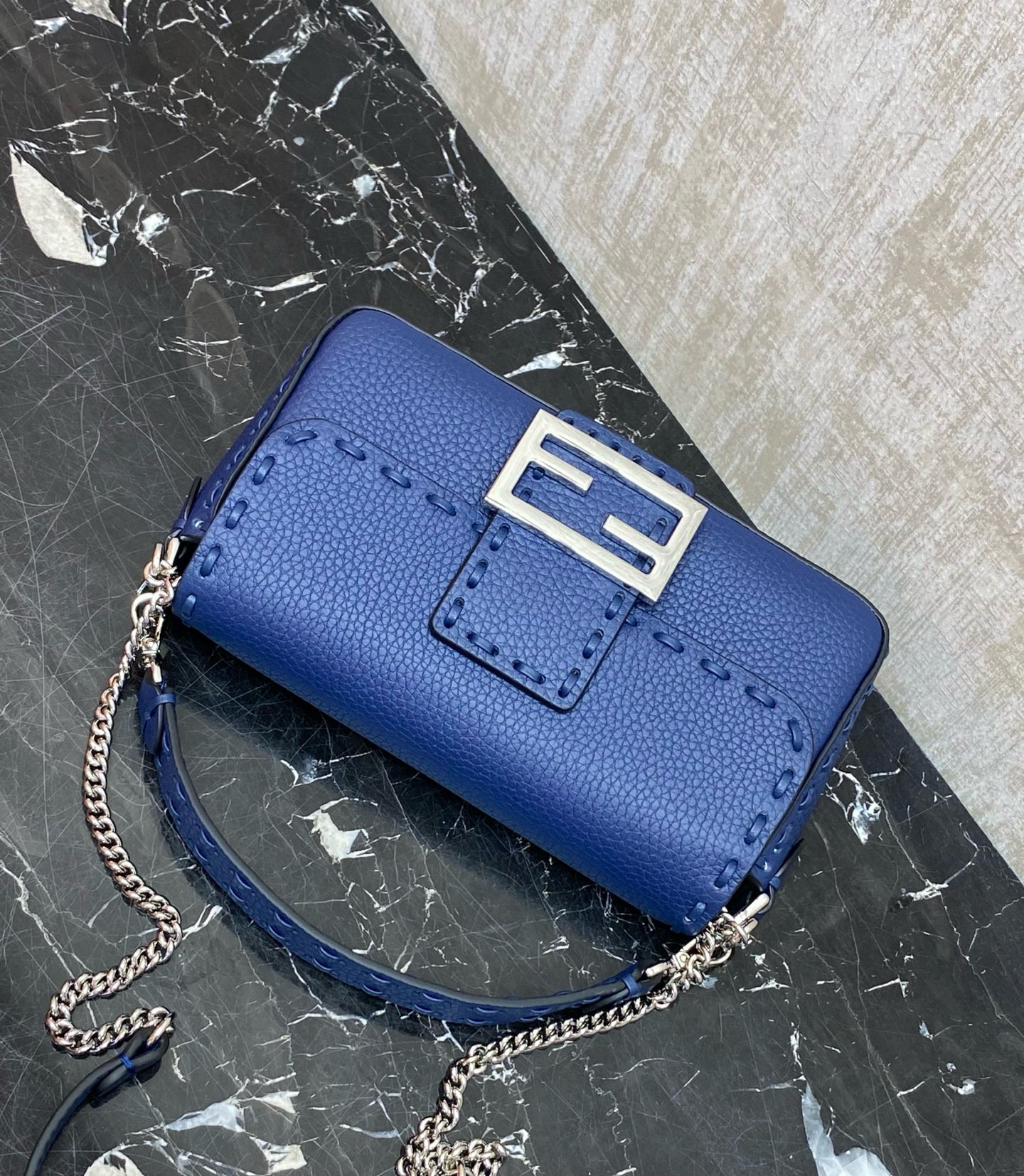 FENDI 펜디 Iconic Baguette 화이트 스티치 미니 숄더백 12
