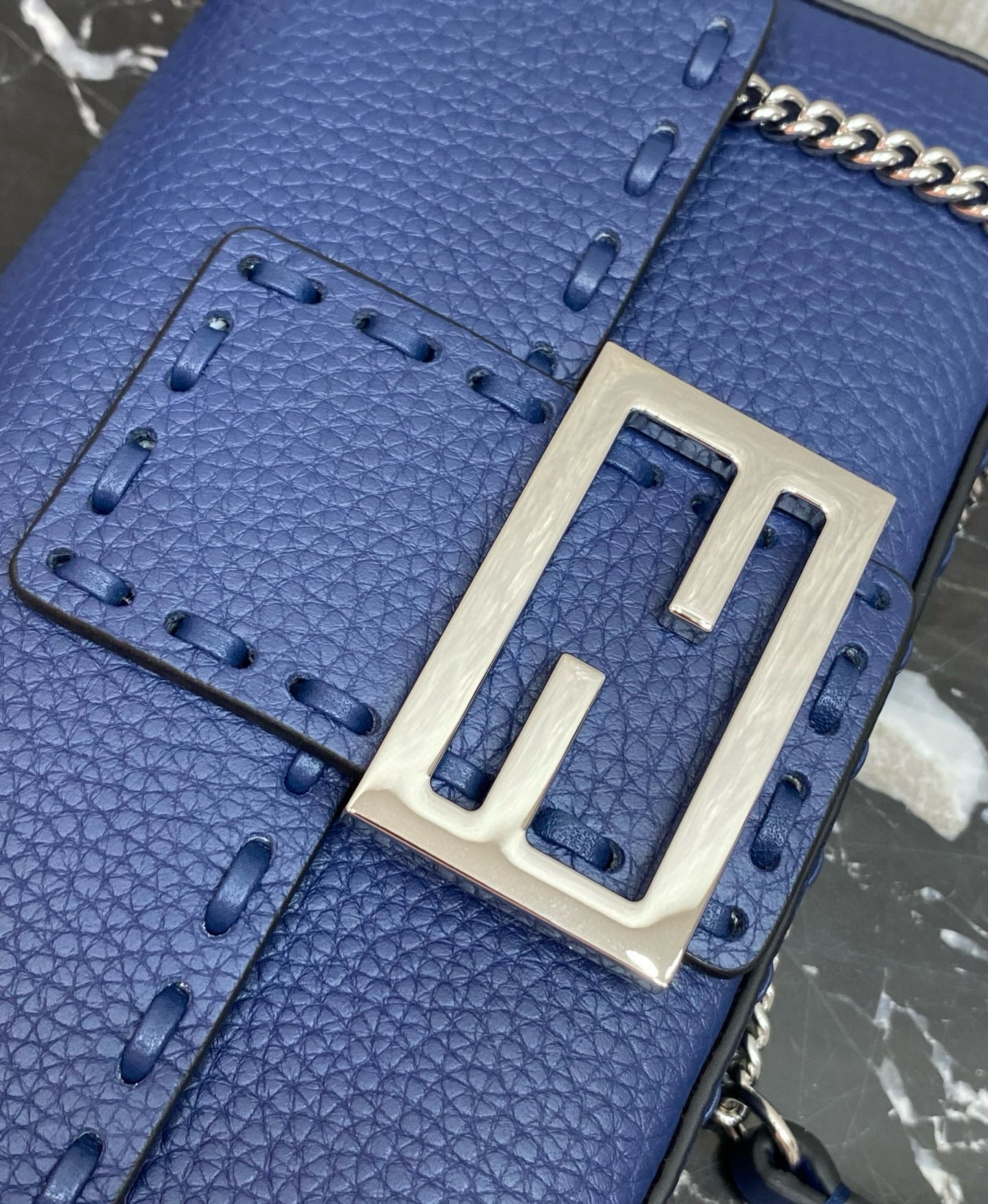 FENDI 펜디 Iconic Baguette 화이트 스티치 미니 숄더백 13