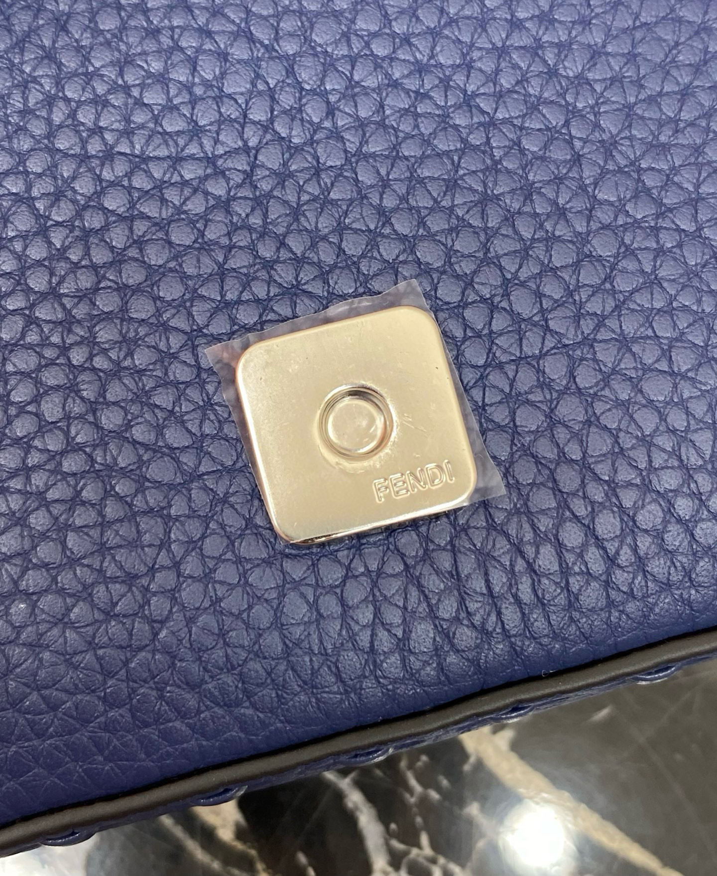 FENDI 펜디 Iconic Baguette 화이트 스티치 미니 숄더백 14