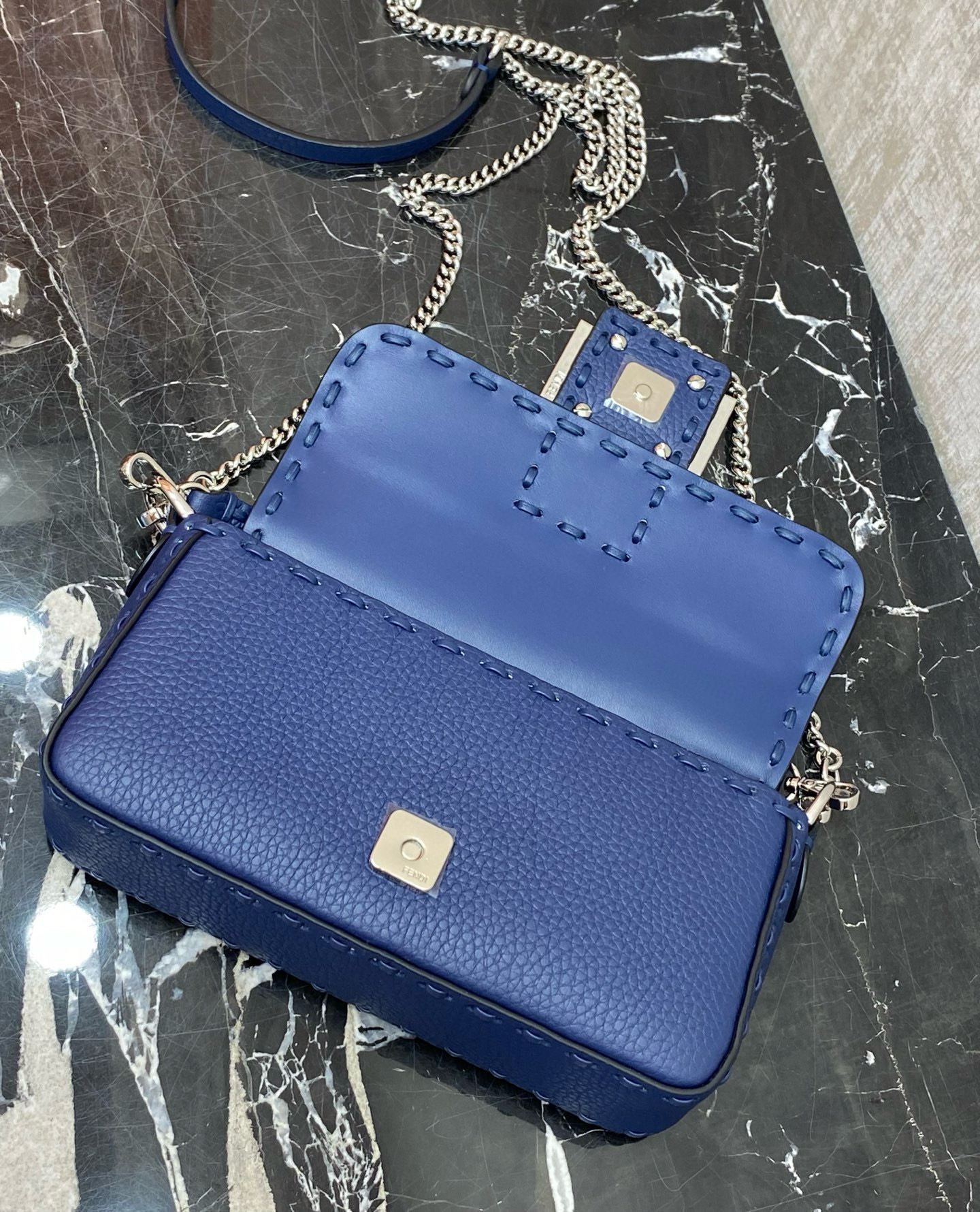 FENDI 펜디 Iconic Baguette 화이트 스티치 미니 숄더백 15